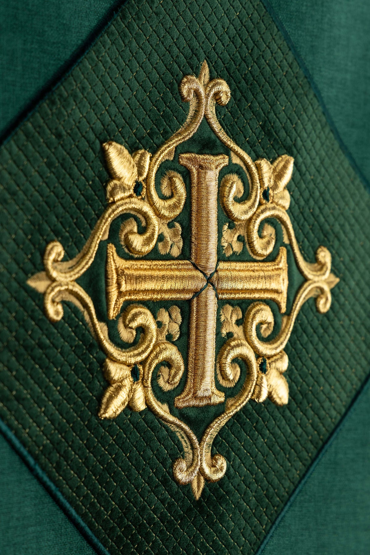 Tenture verte de pupitre avec croix brodée et frange dorée