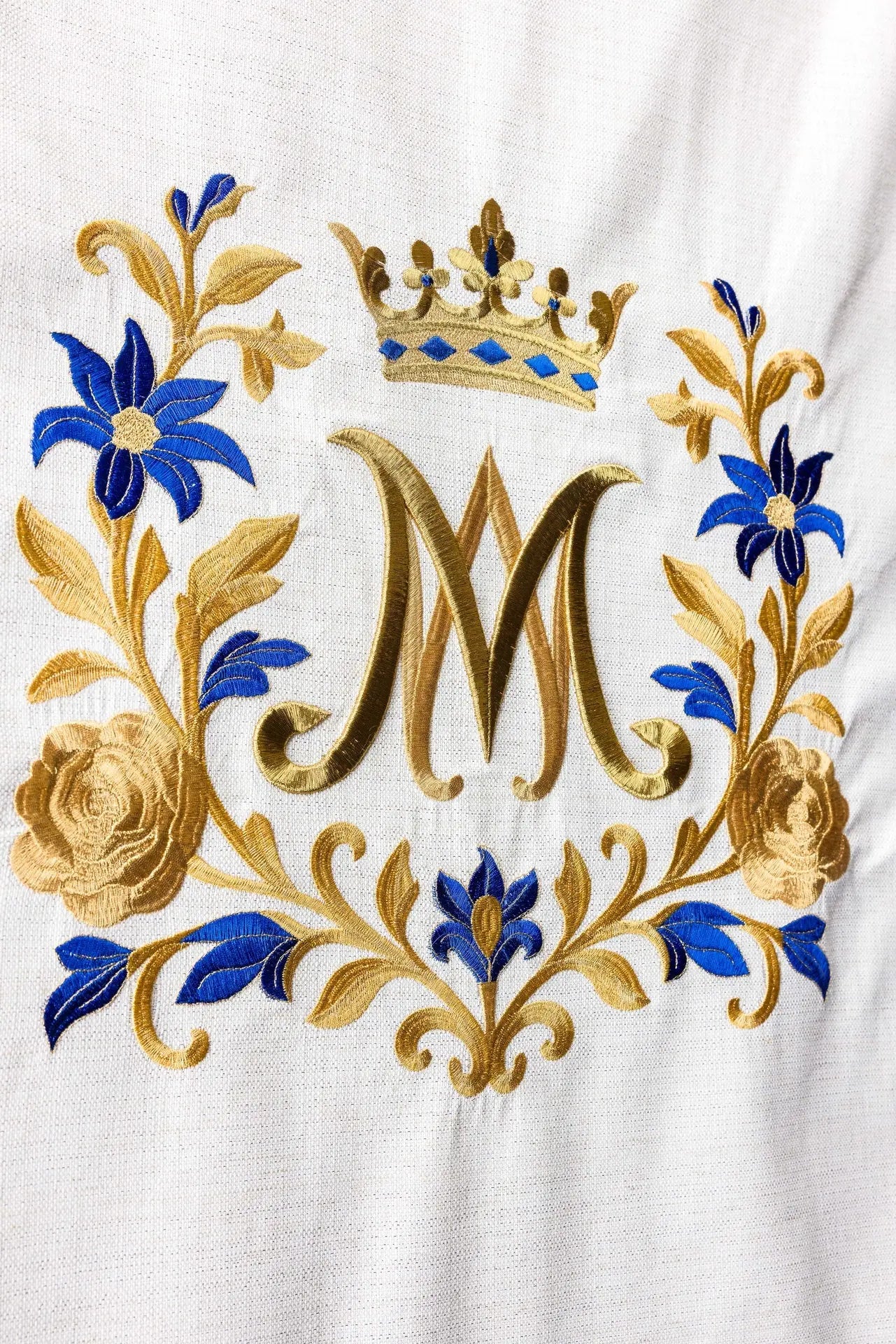 Housse de lutrin mariale avec monogramme couronné brodé