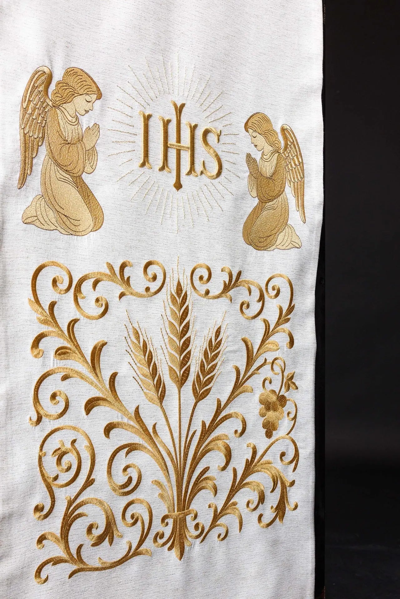 Housse blanche de lutrin avec IHS et anges adorateurs