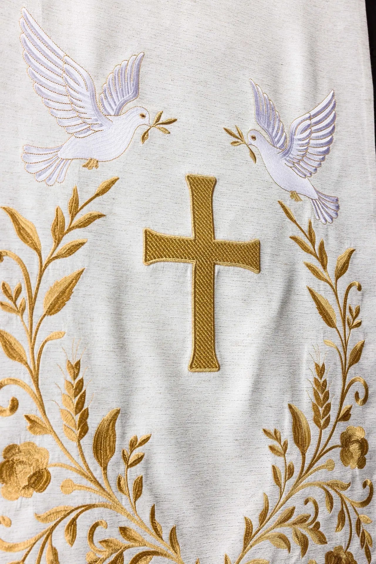 Housse blanche de lutrin avec croix, colombes et broderie dorée