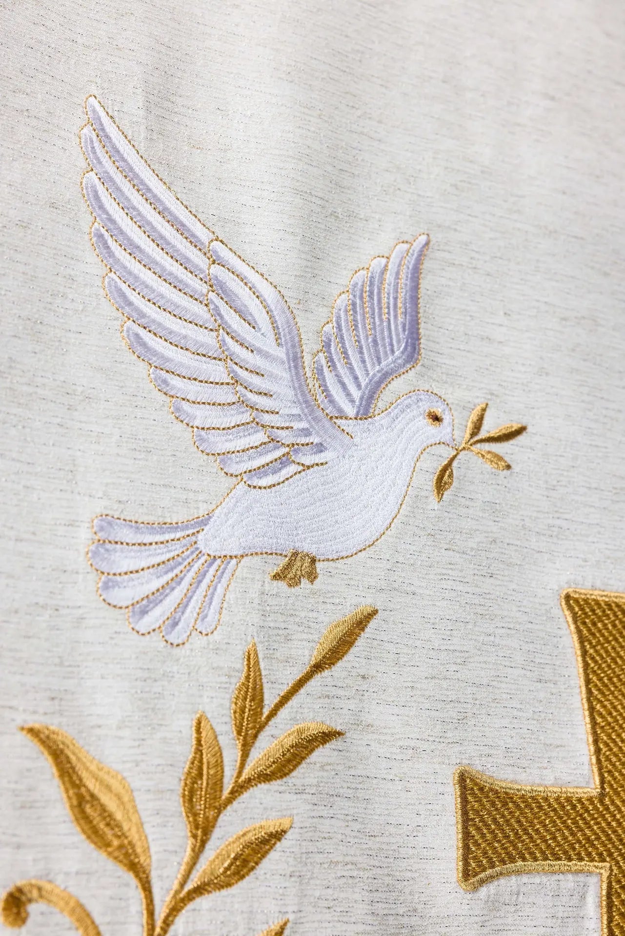 Housse blanche de lutrin avec croix, colombes et broderie dorée