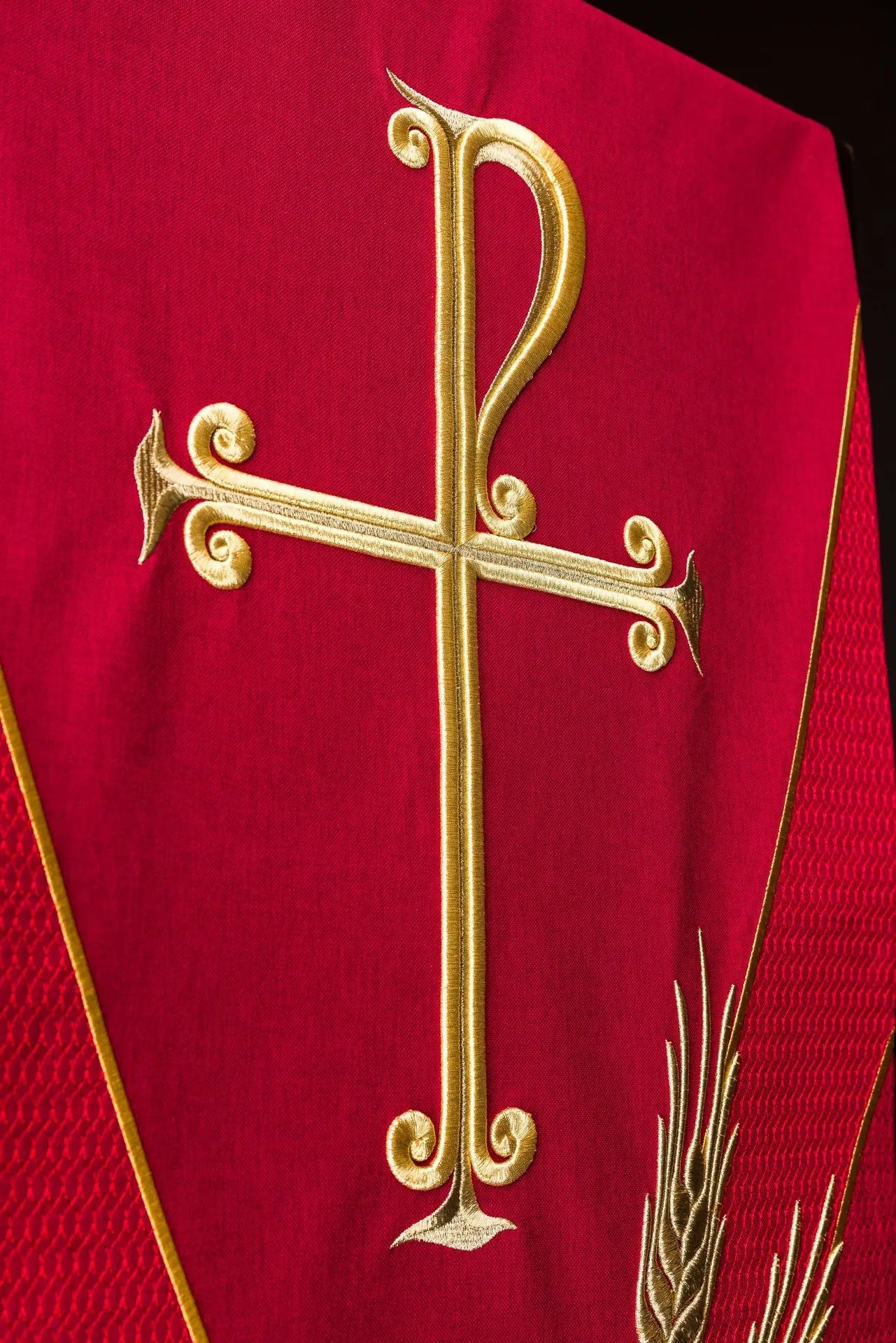 Housse de lutrin rouge avec symbole PAX et broderie de blé