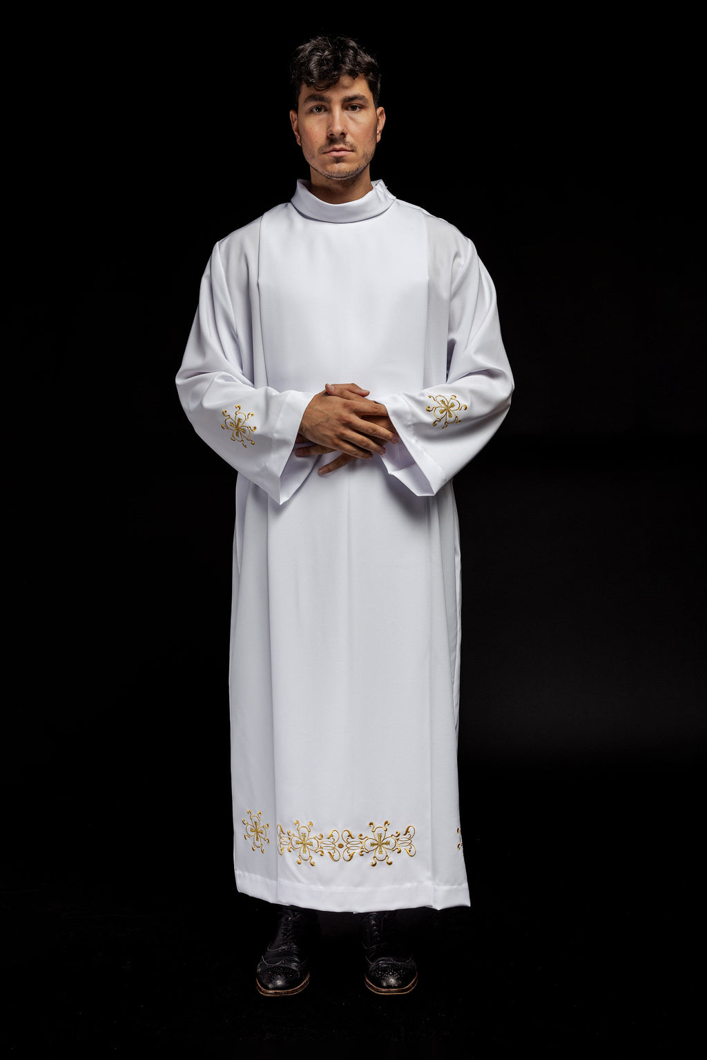 Robe de prêtre à col roulé décorée de broderies blanche
