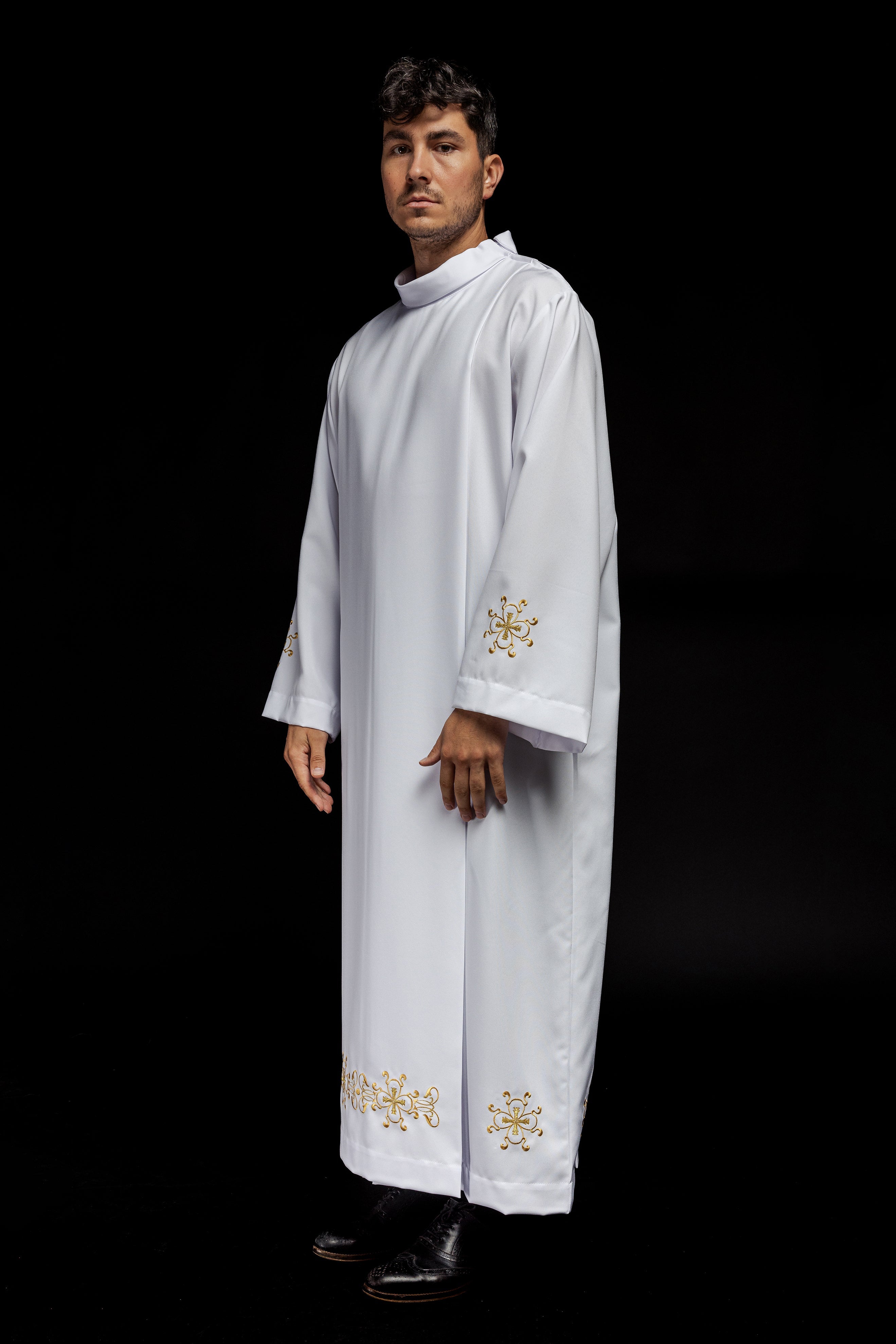 Robe de prêtre à col roulé décorée de broderies blanche
