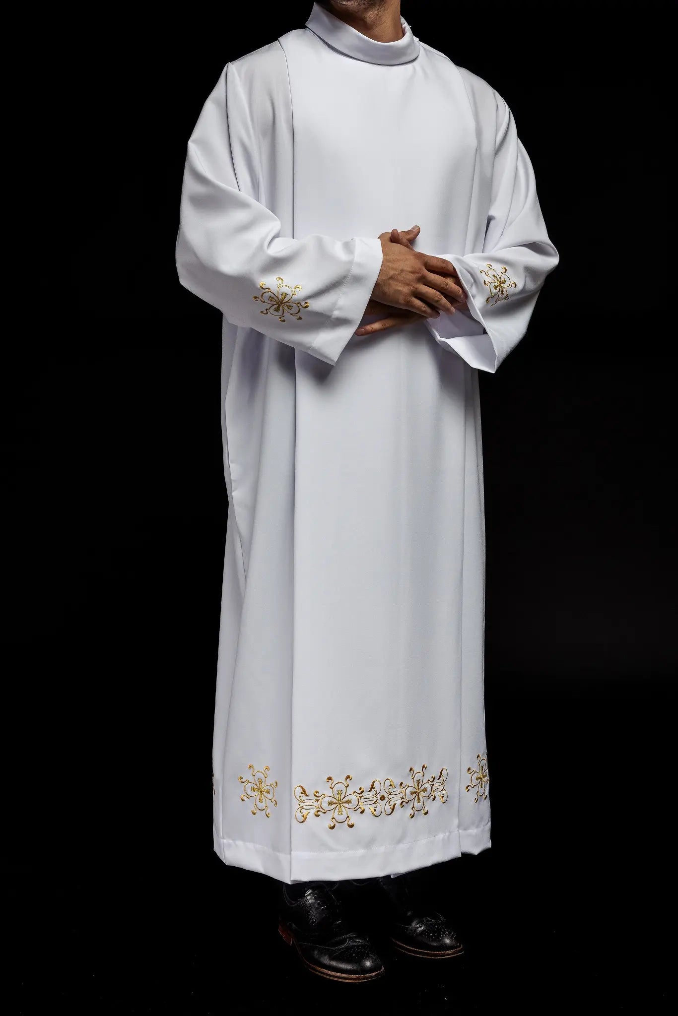 Robe de prêtre à col roulé décorée de broderies blanche