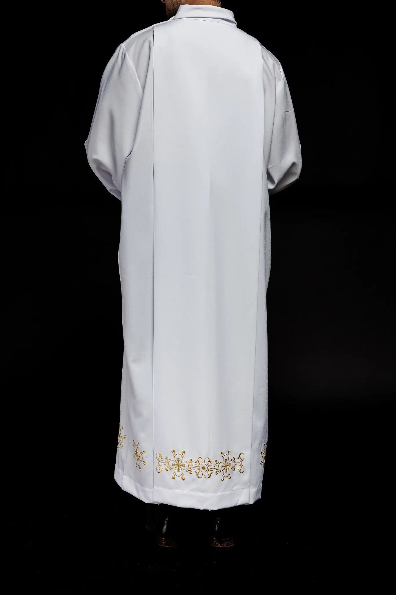 Robe de prêtre à col roulé décorée de broderies blanche