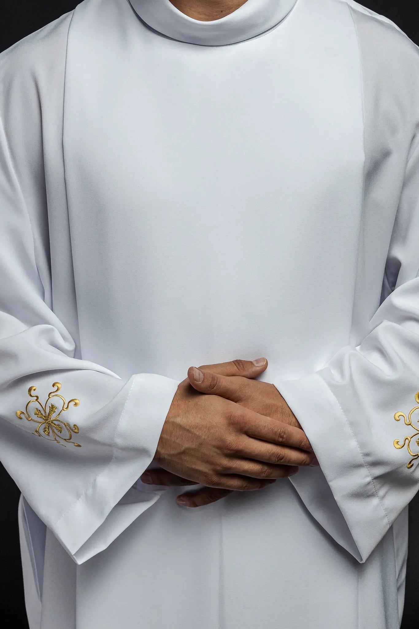 Robe de prêtre à col roulé décorée de broderies blanche
