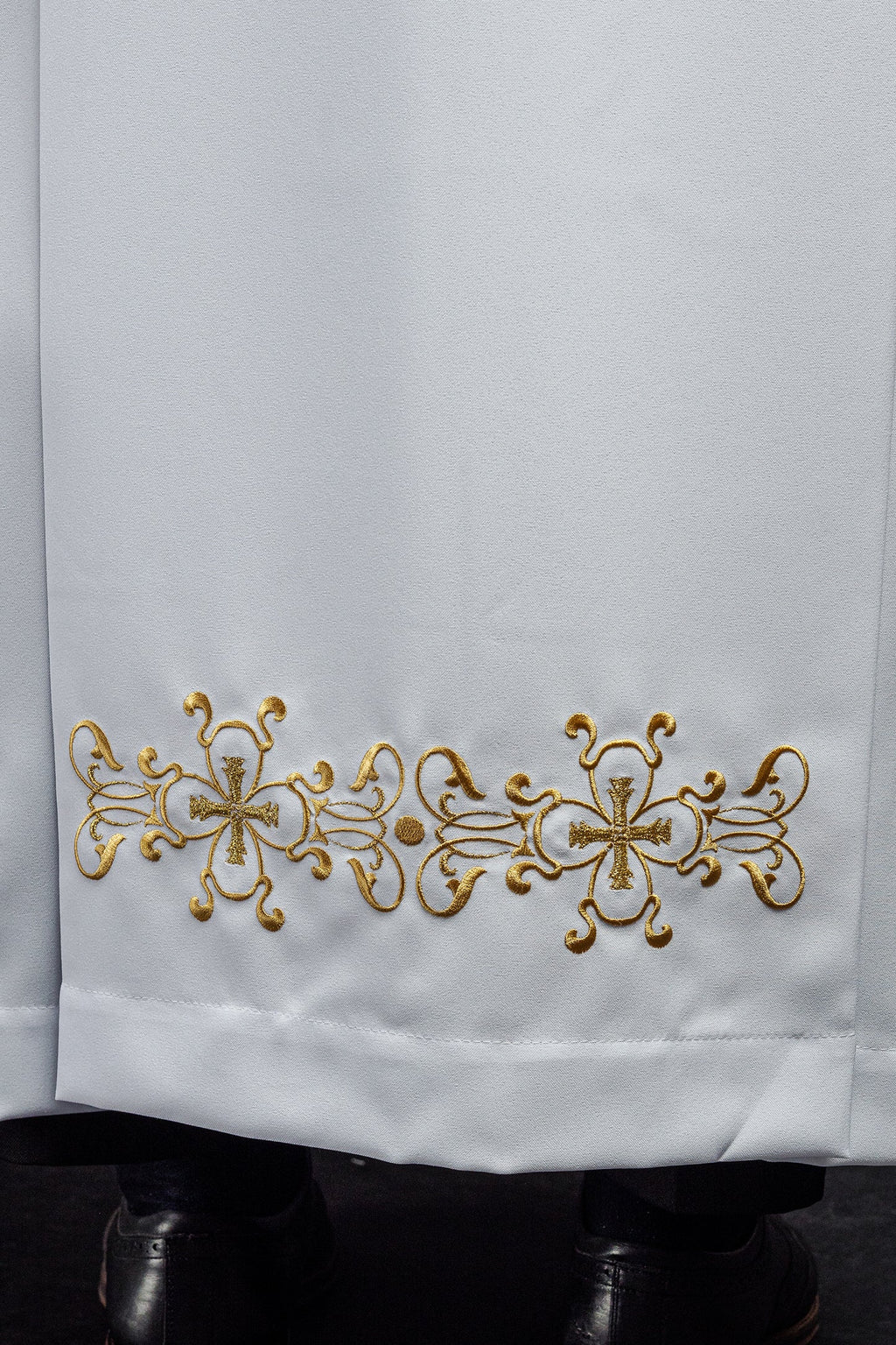 Robe de prêtre à col roulé décorée de broderies blanche