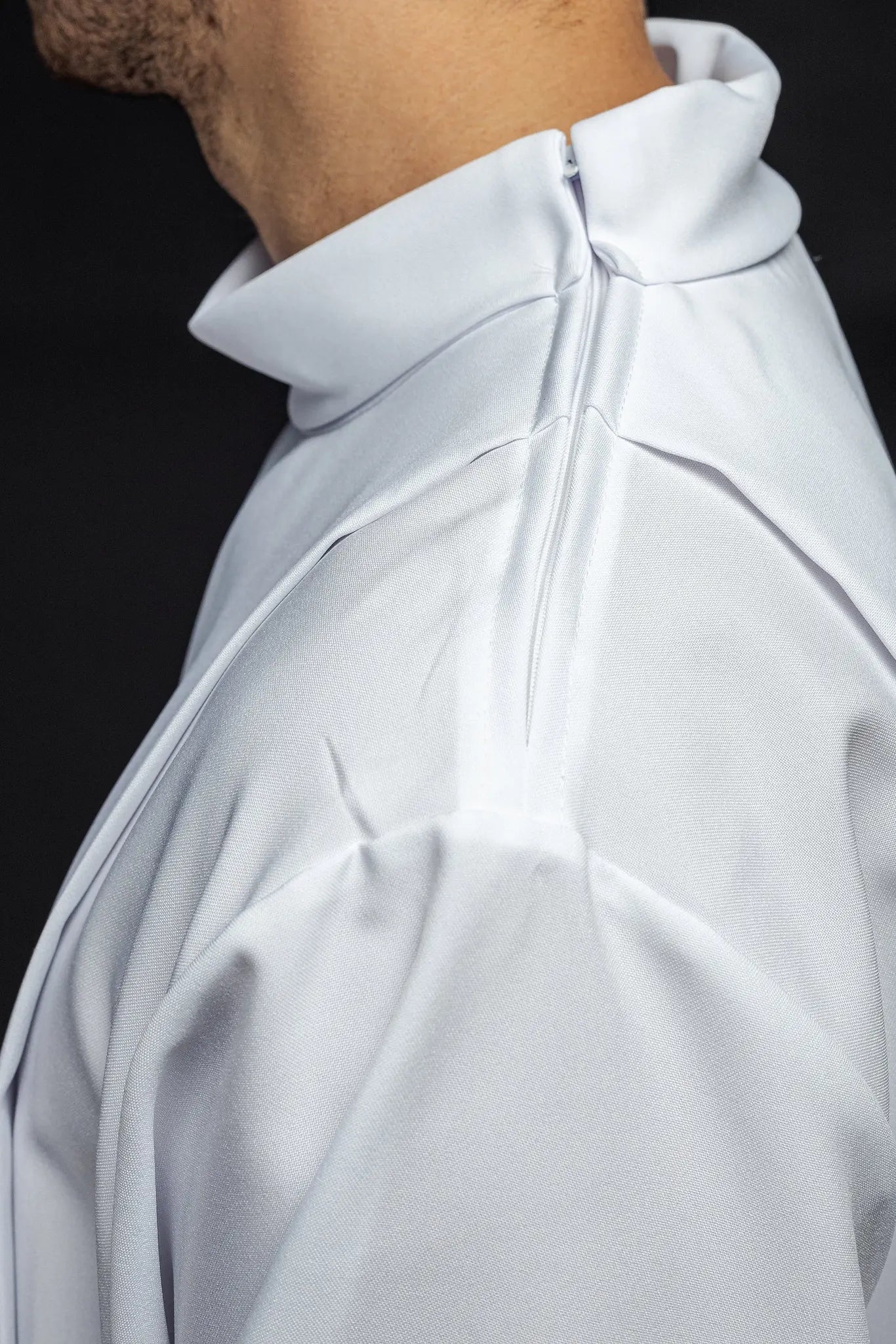 Robe de prêtre à col roulé décorée de broderies blanche