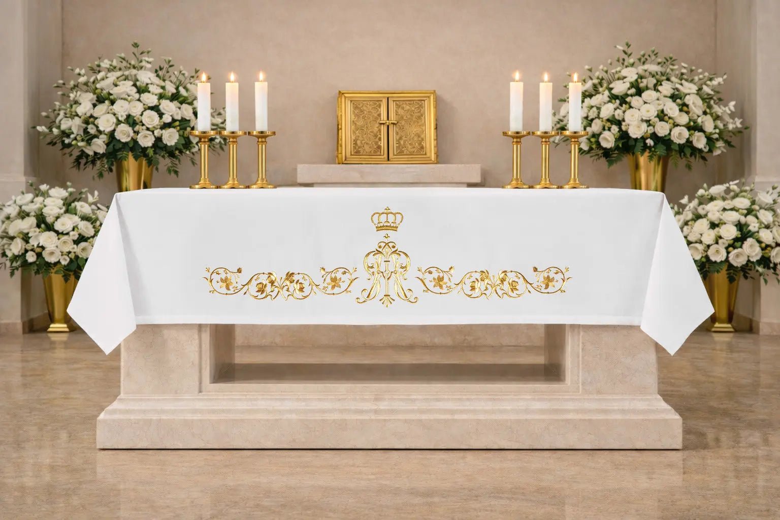 Nappe d'autel avec broderie du monogramme marial doré