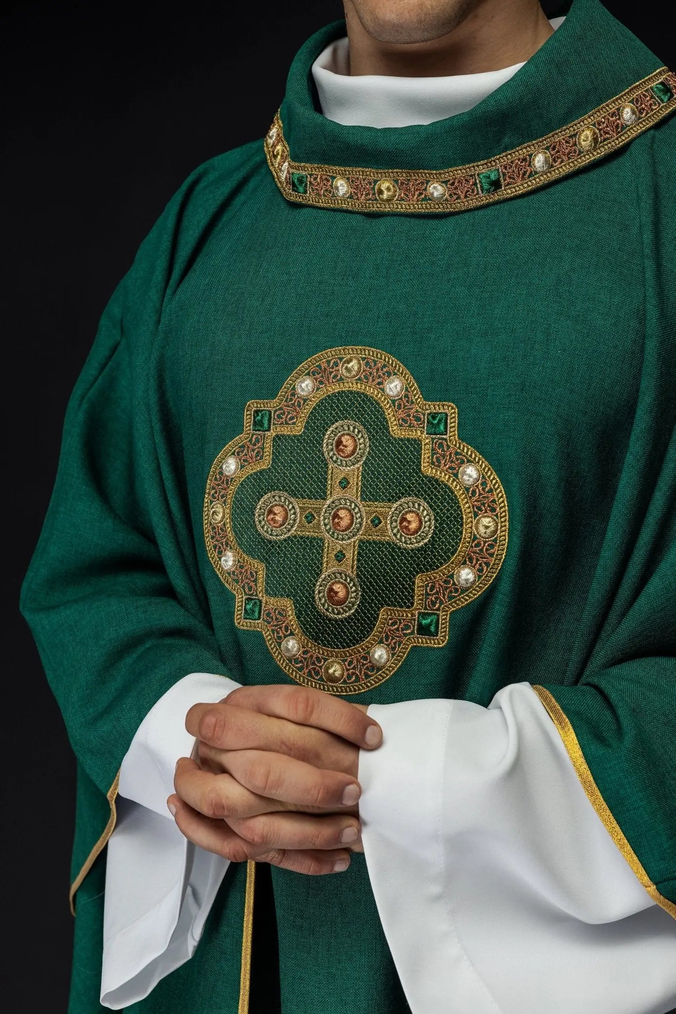 Chasuble verte avec passepoil brodé sur le col et autour de la broderie de la croix
