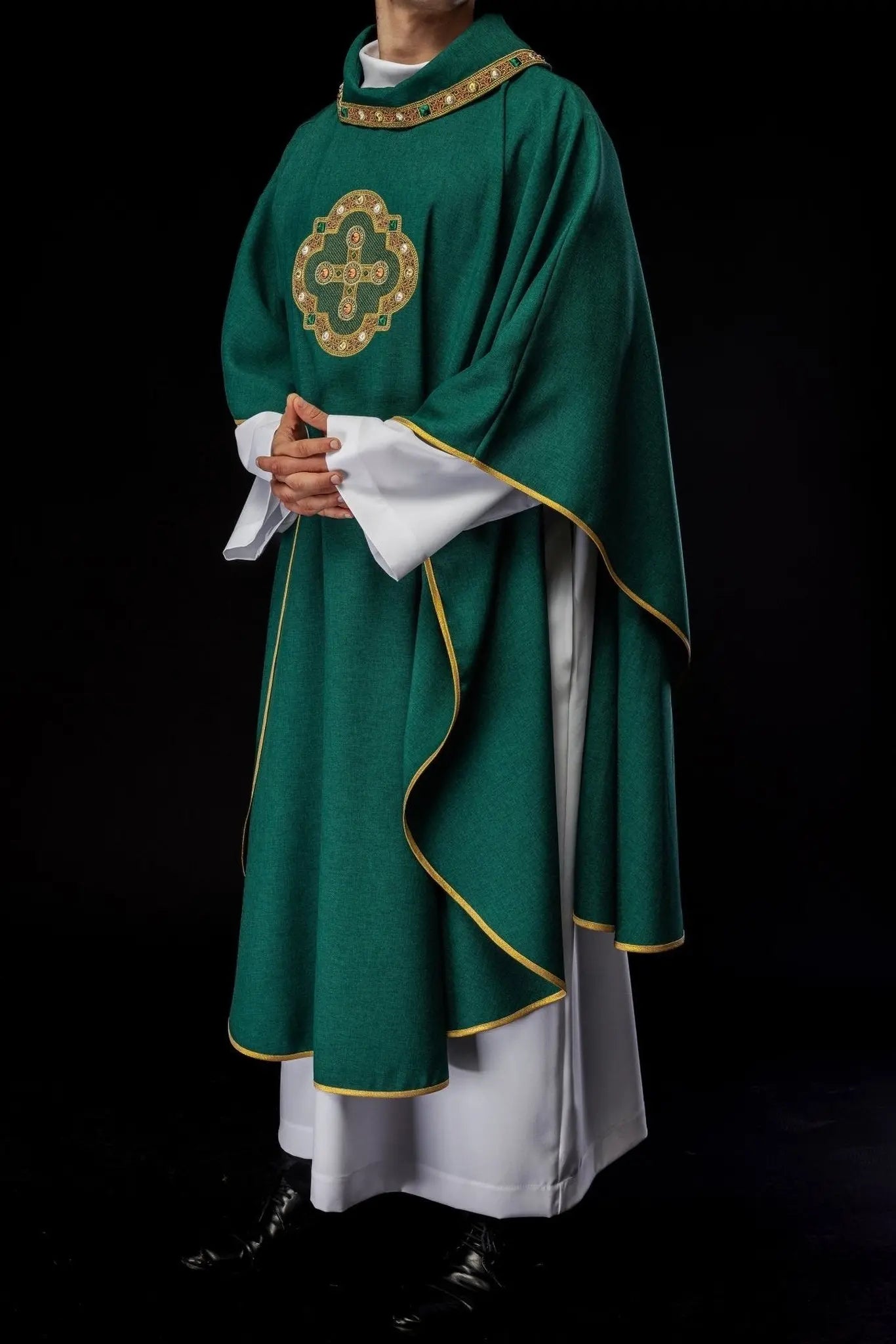 Chasuble verte avec passepoil brodé sur le col et autour de la broderie de la croix