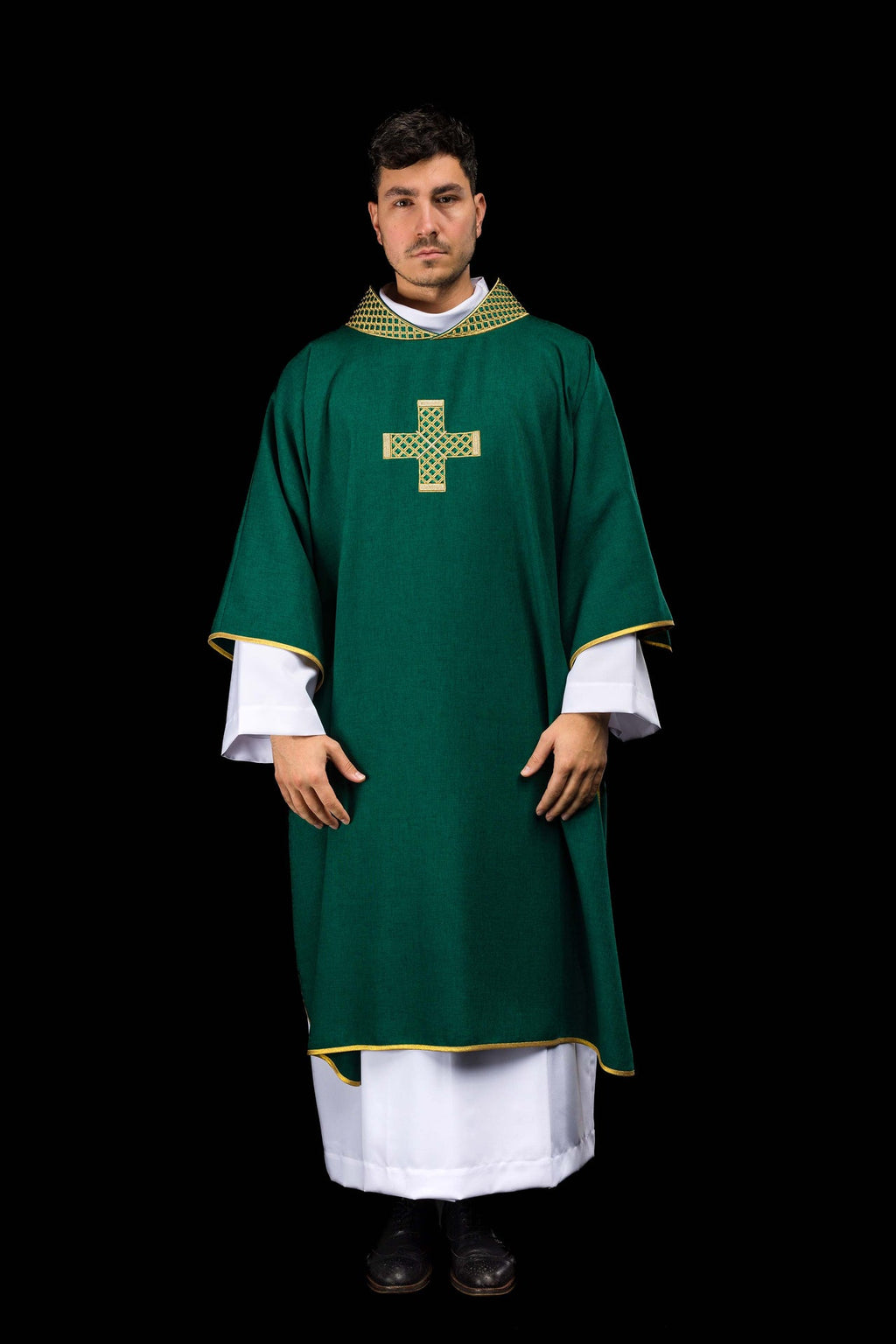 Dalmatique verte avec croix brodées et col