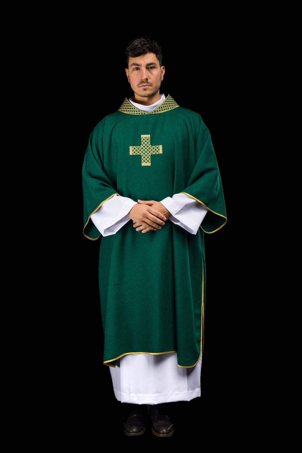 Dalmatique verte avec croix brodées et col