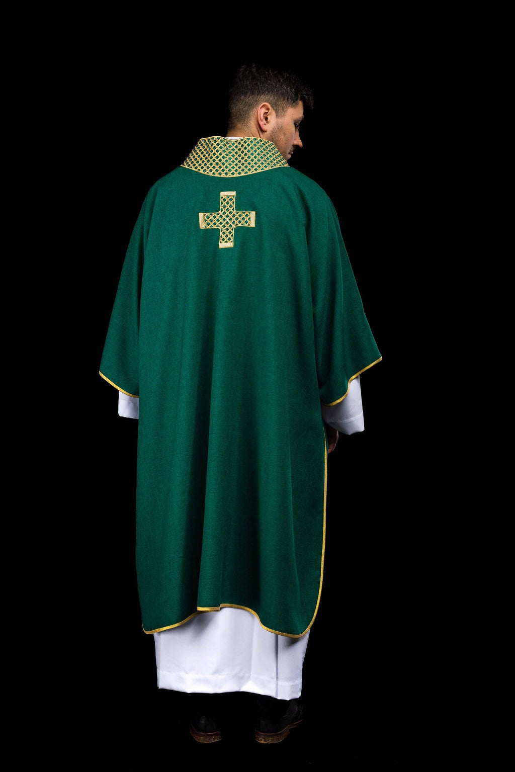 Dalmatique verte avec croix brodées et col