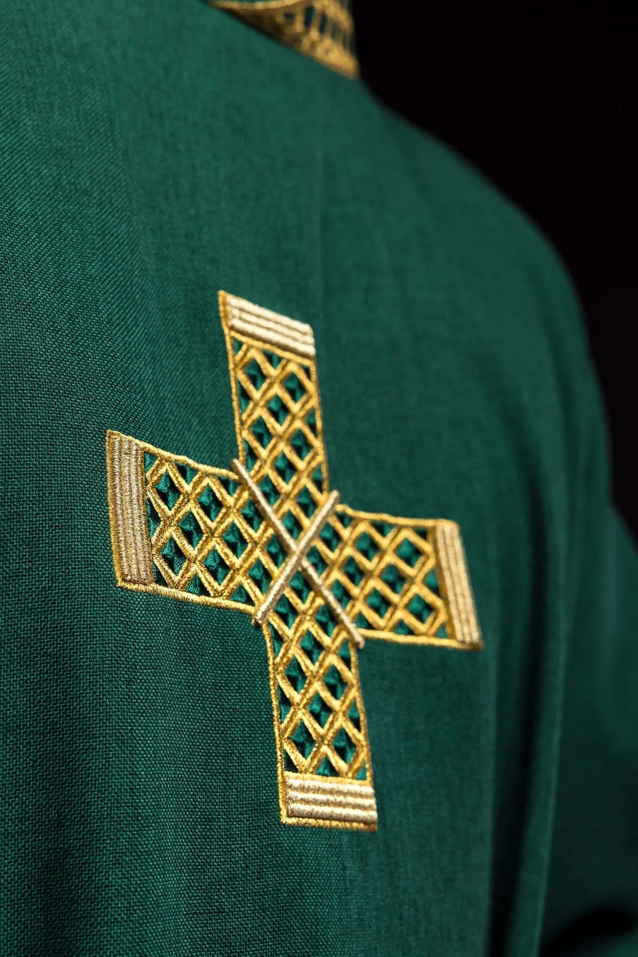 Dalmatique verte avec croix brodées et col