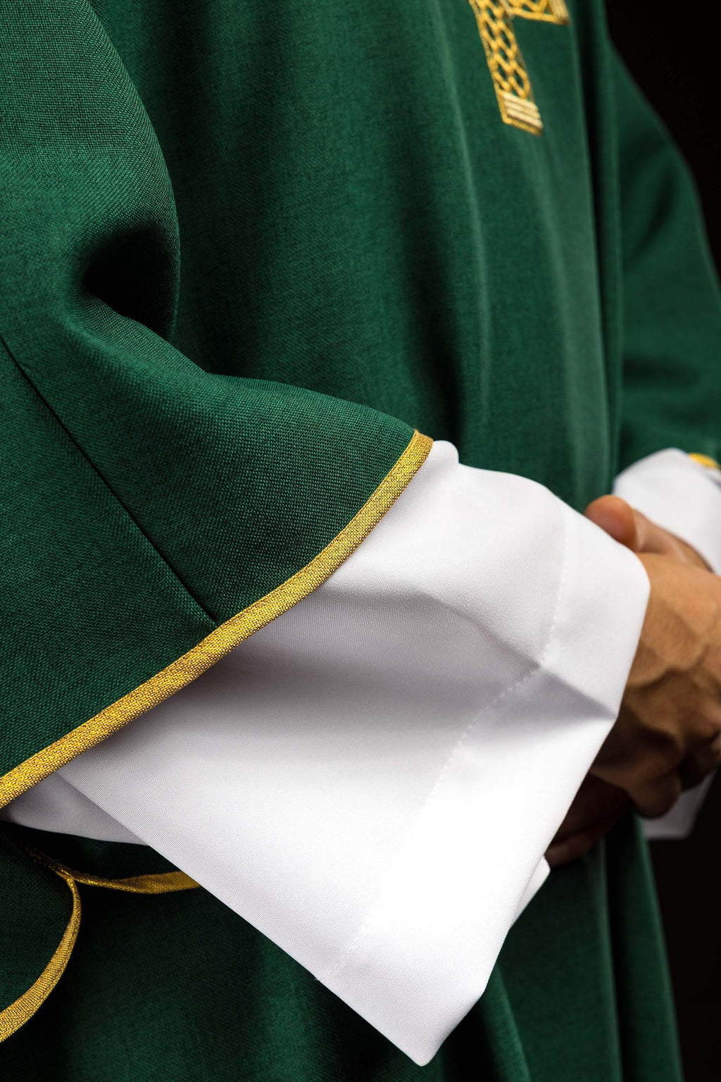 Dalmatique verte avec croix brodées et col