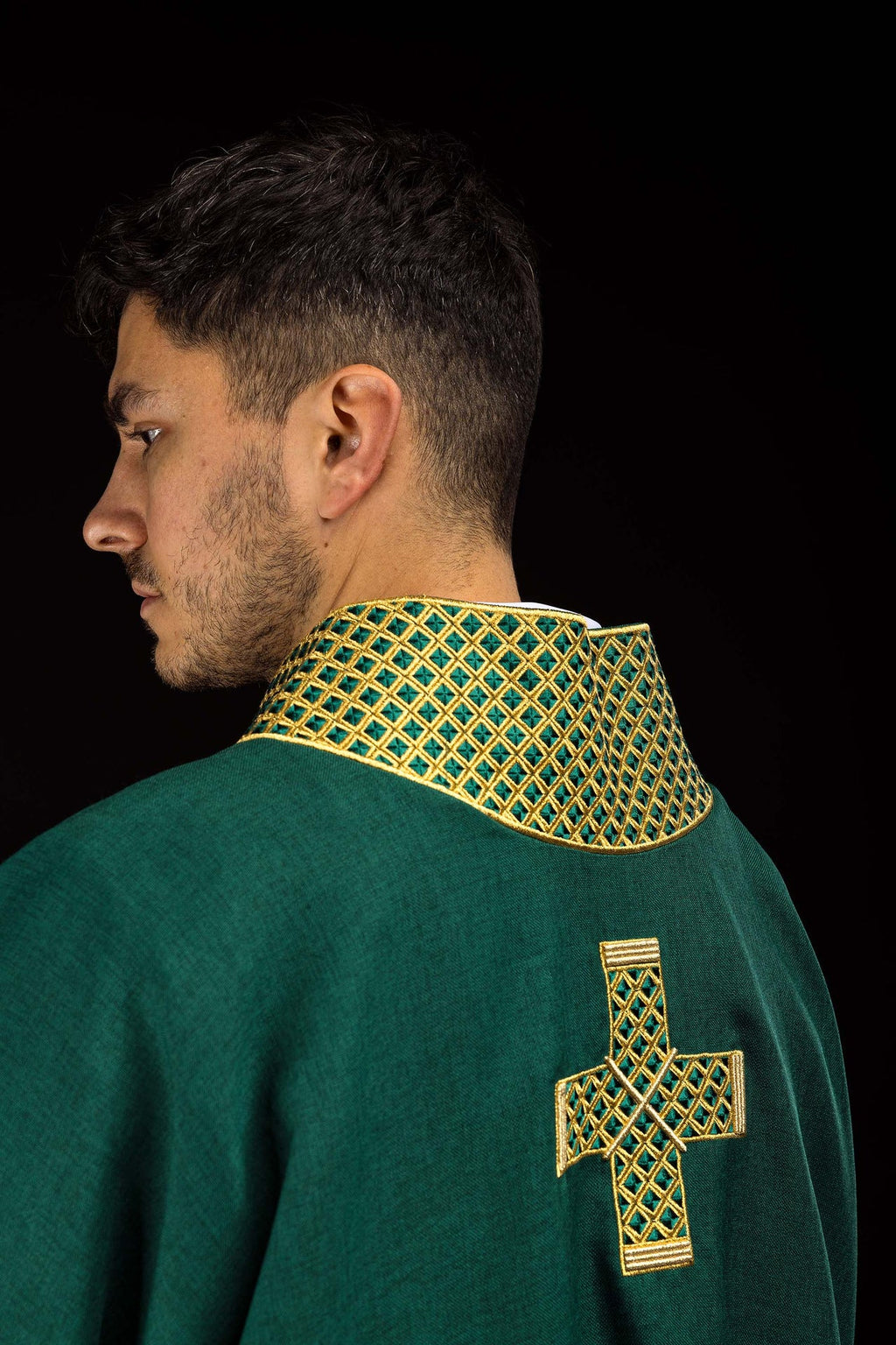 Dalmatique verte avec croix brodées et col
