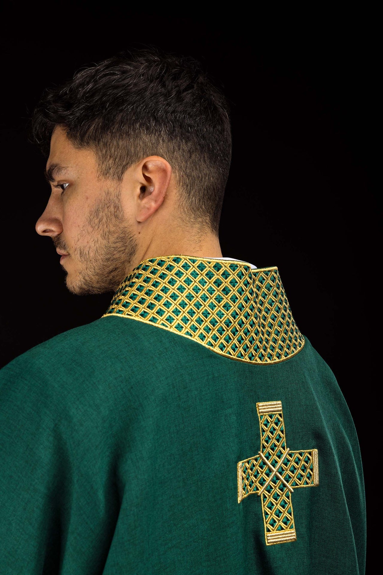 Dalmatique verte avec croix brodées et col