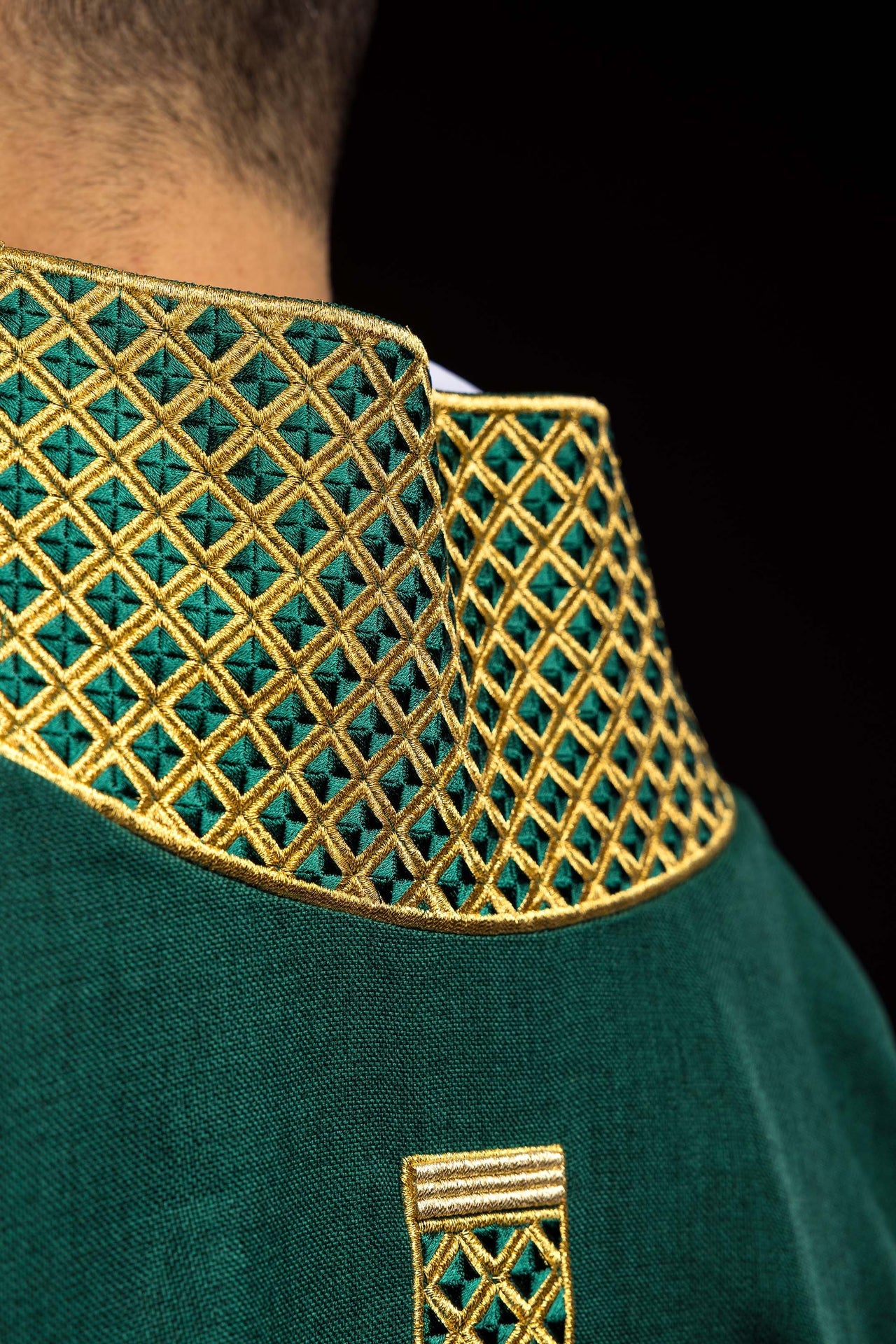 Dalmatique verte avec croix brodées et col