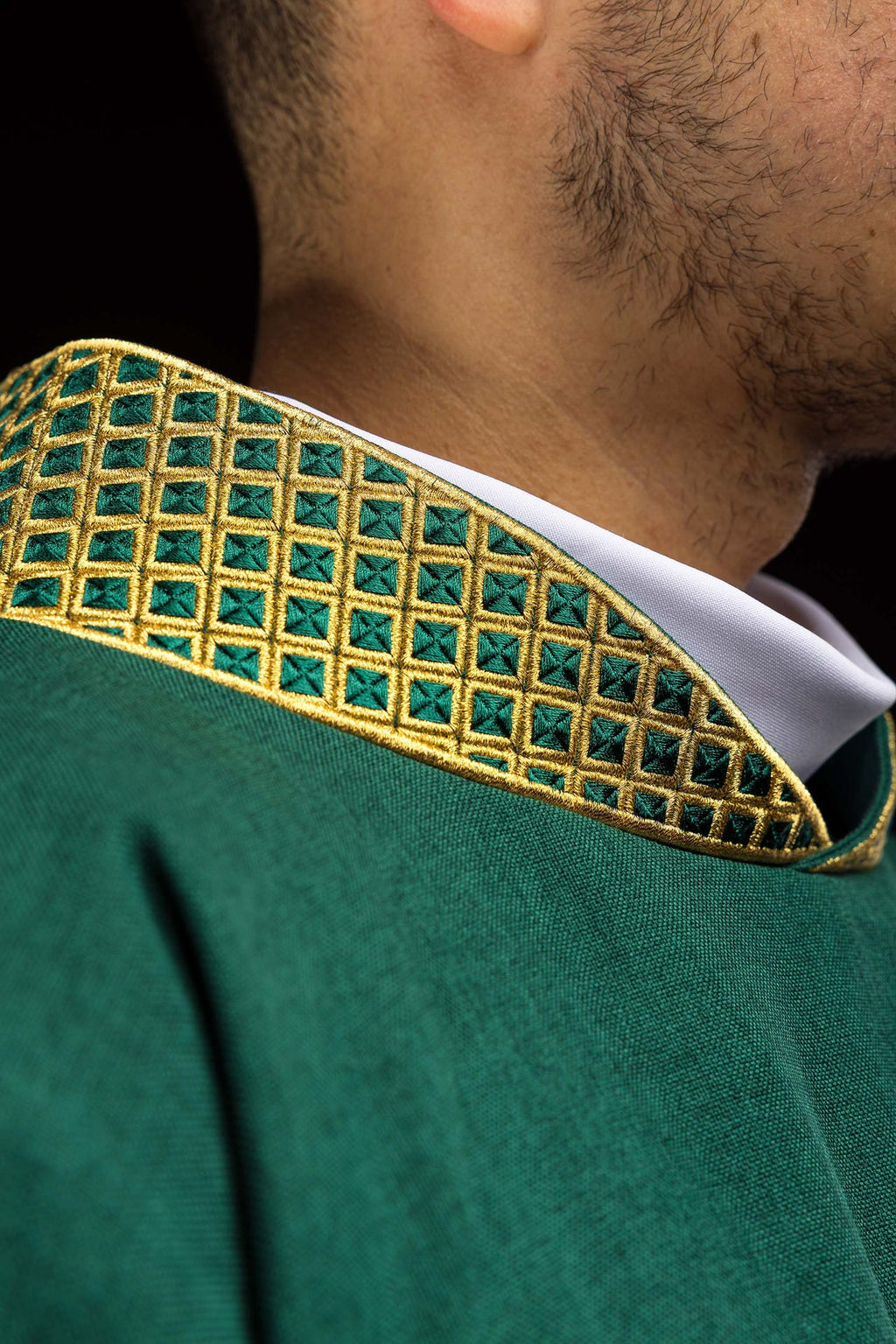 Dalmatique verte avec croix brodées et col