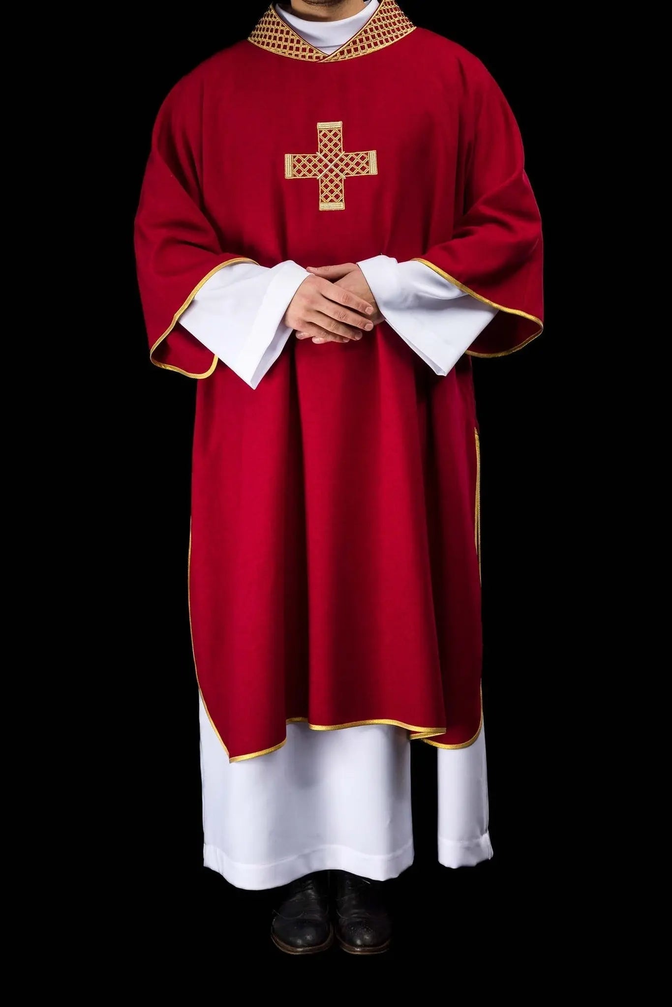 Dalmatique rouge avec broderie de croix dorée