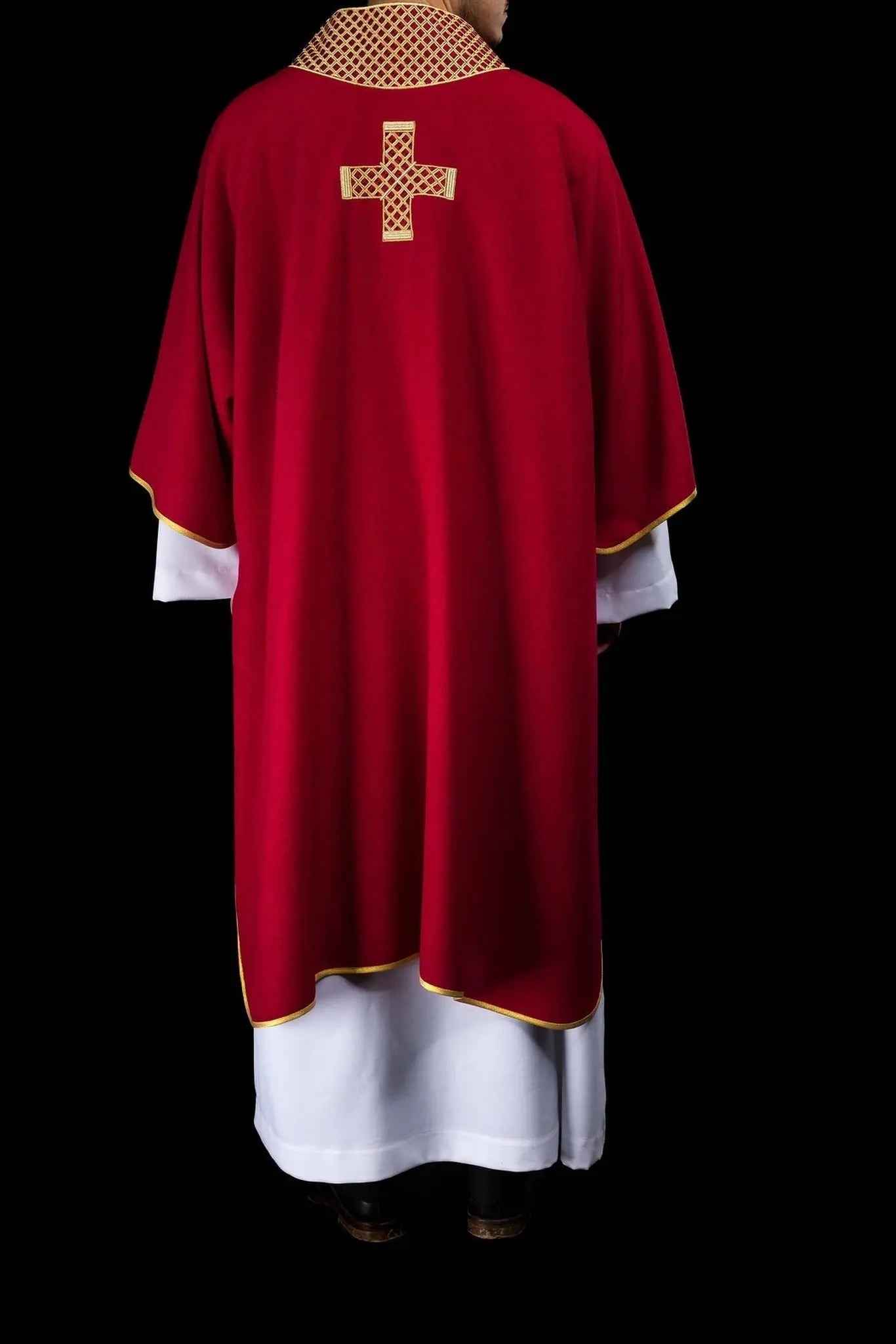 Dalmatique rouge avec broderie de croix dorée