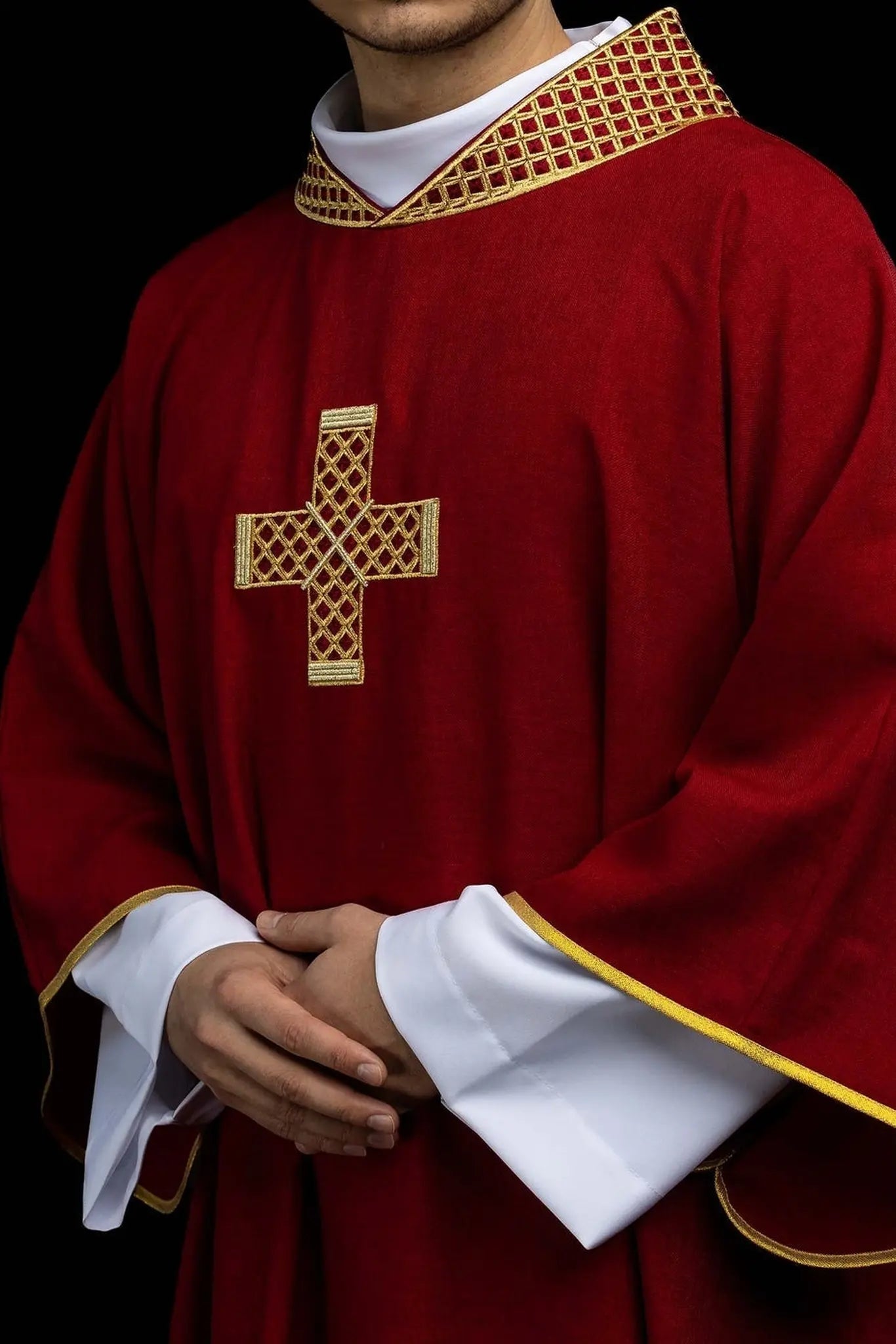 Dalmatique rouge avec broderie de croix dorée