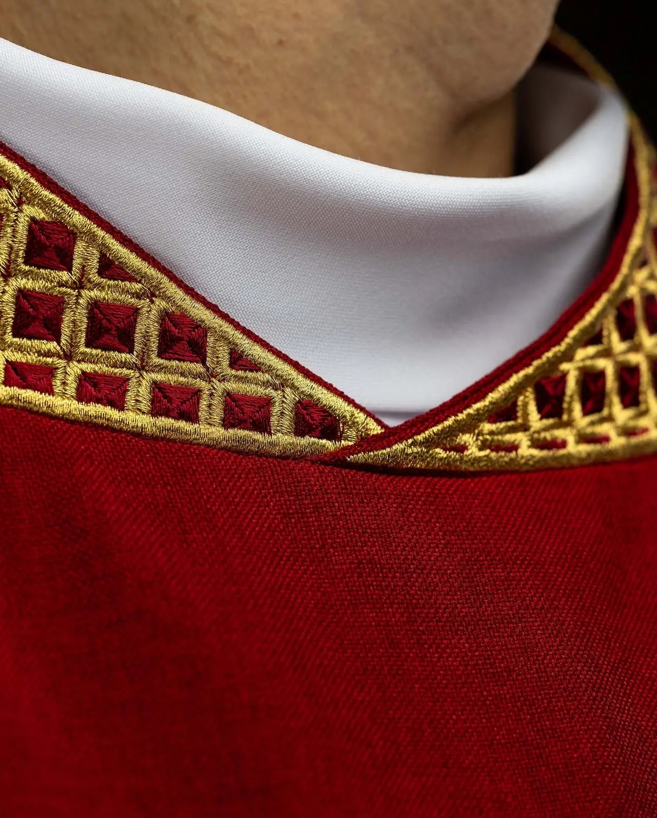 Dalmatique rouge avec broderie de croix dorée