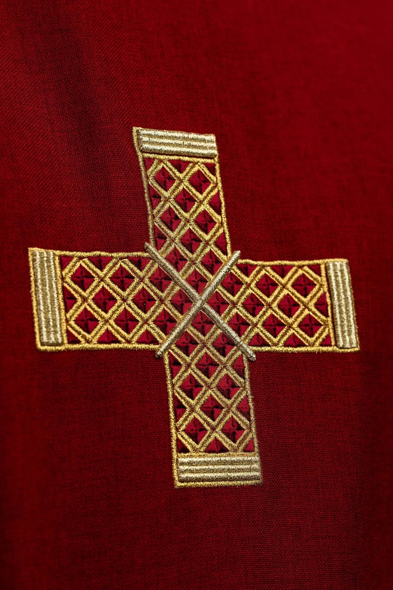 Dalmatique rouge avec broderie de croix dorée