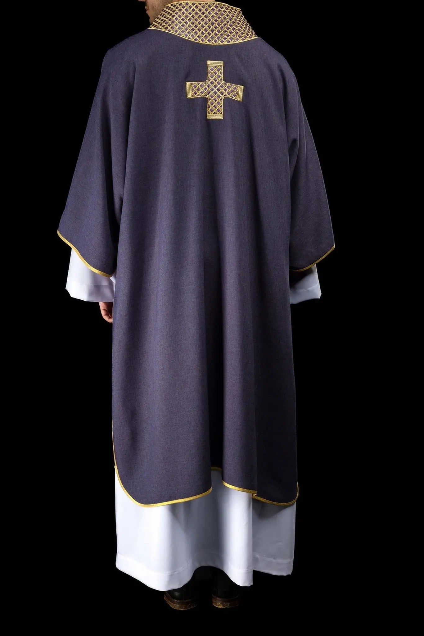 Dalmatique violette avec croix brodées et col