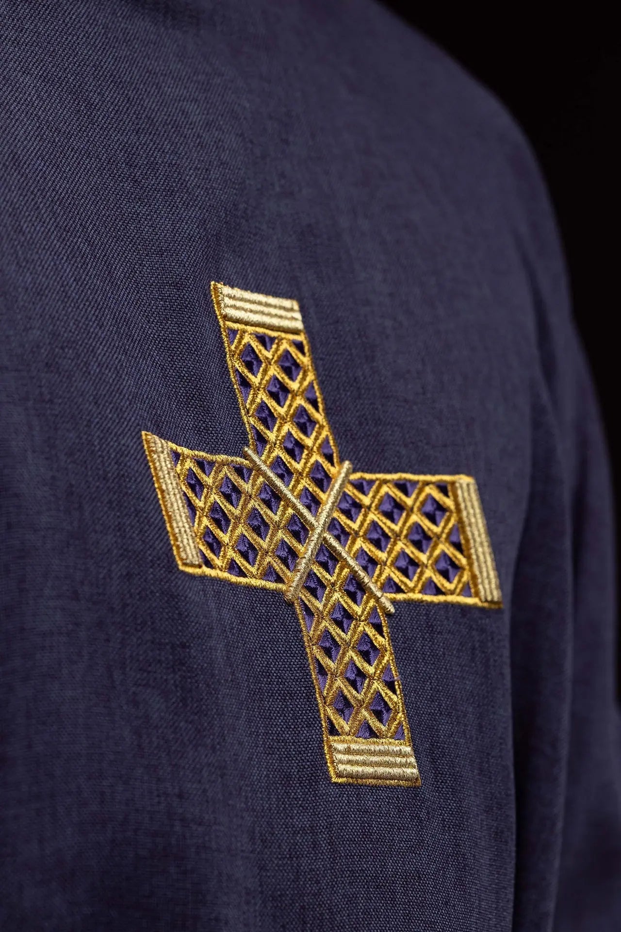 Dalmatique violette avec croix brodées et col