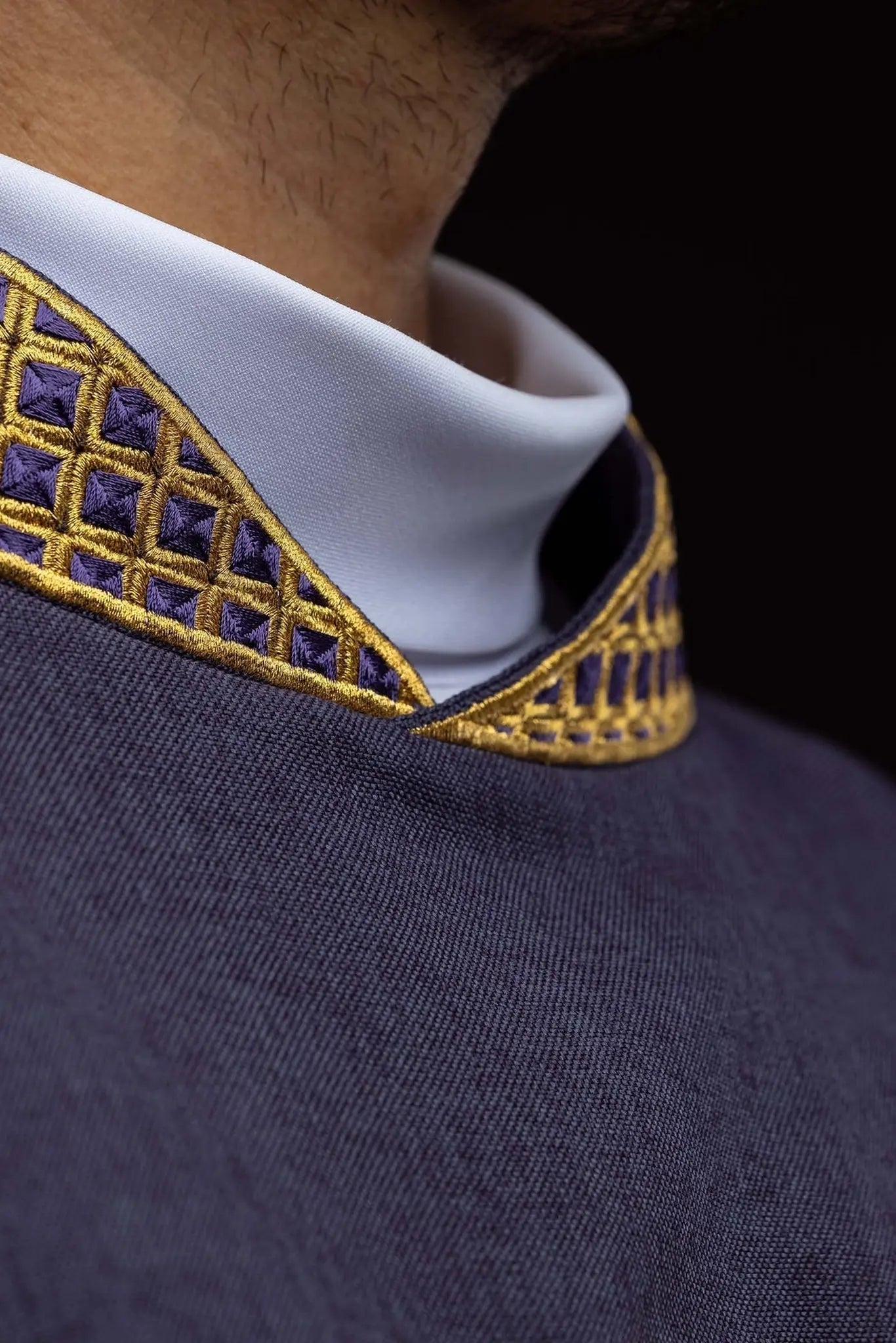 Dalmatique violette avec croix brodées et col