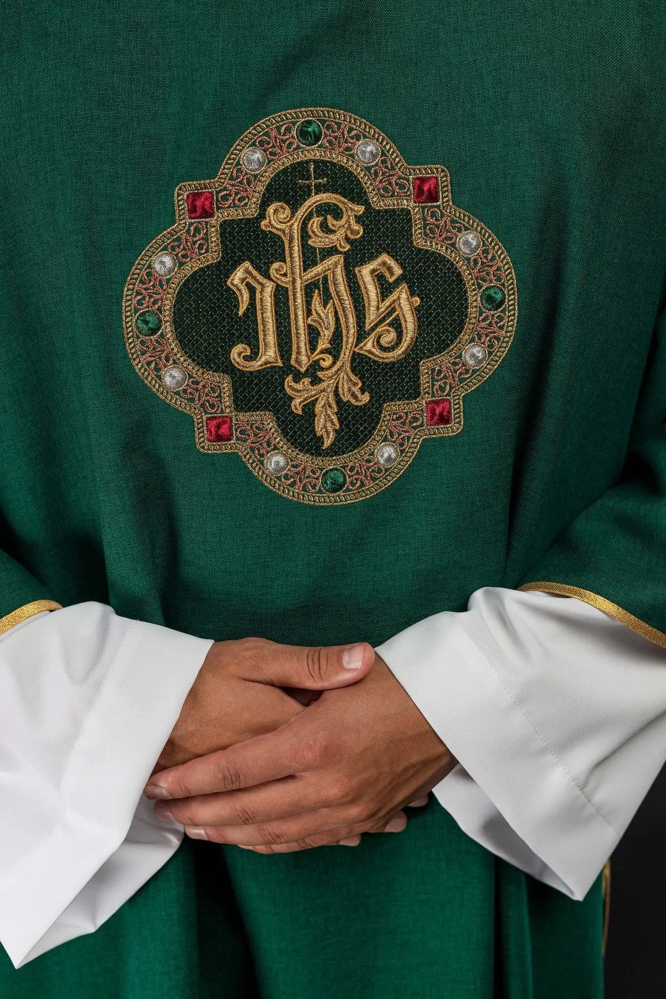 Dalmatique verte avec symbole IHS et col montant