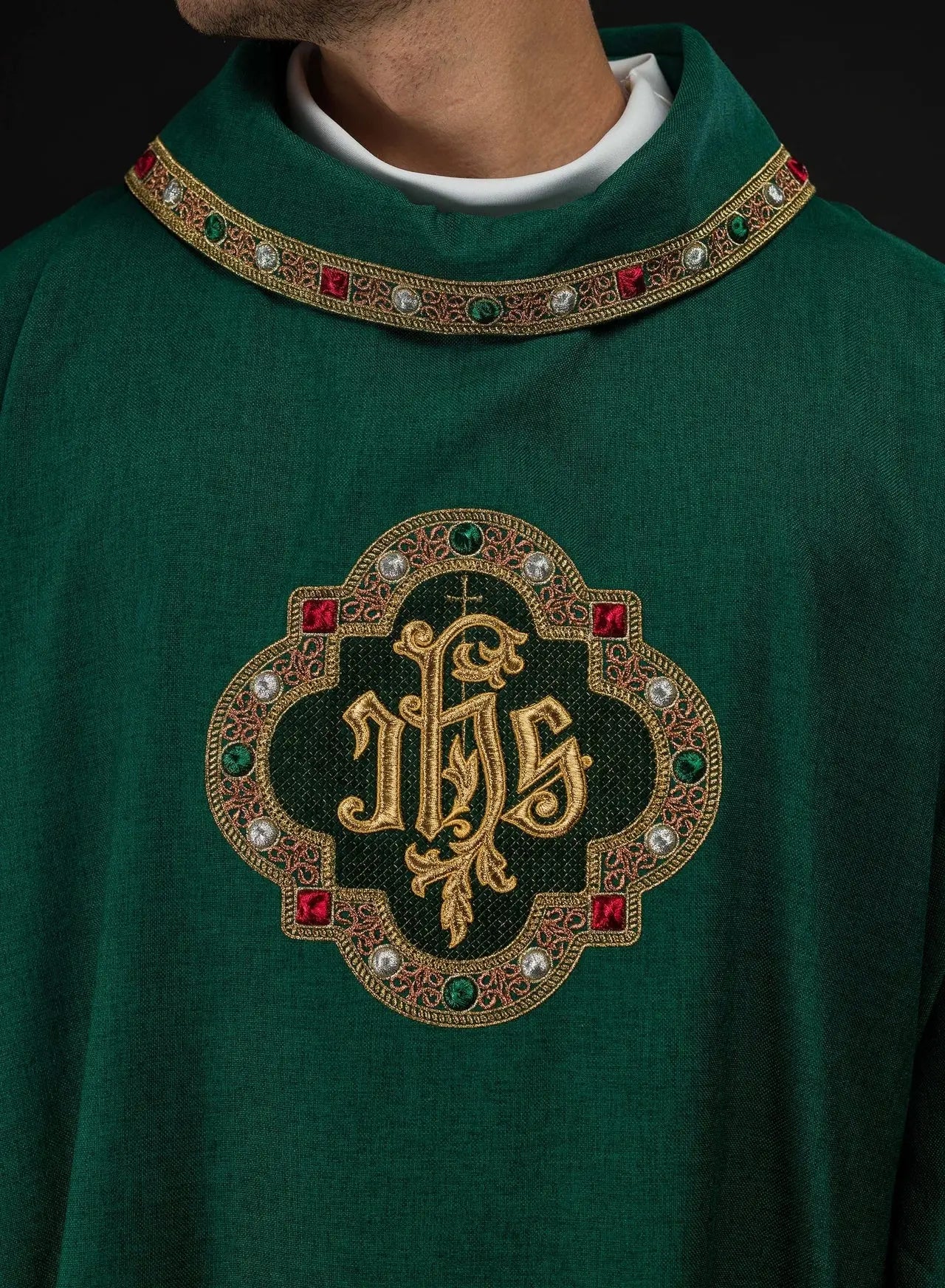 Dalmatique verte avec symbole IHS et col montant