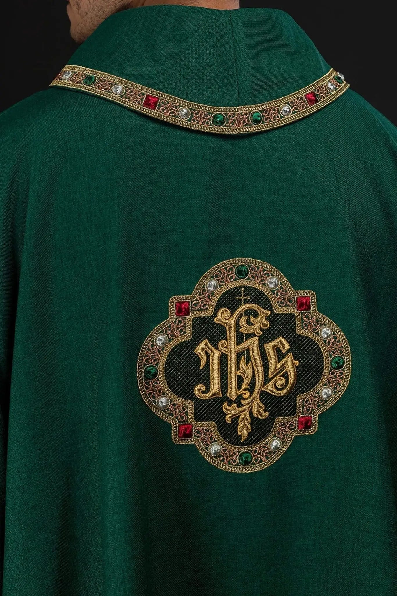 Dalmatique verte avec symbole IHS et col montant