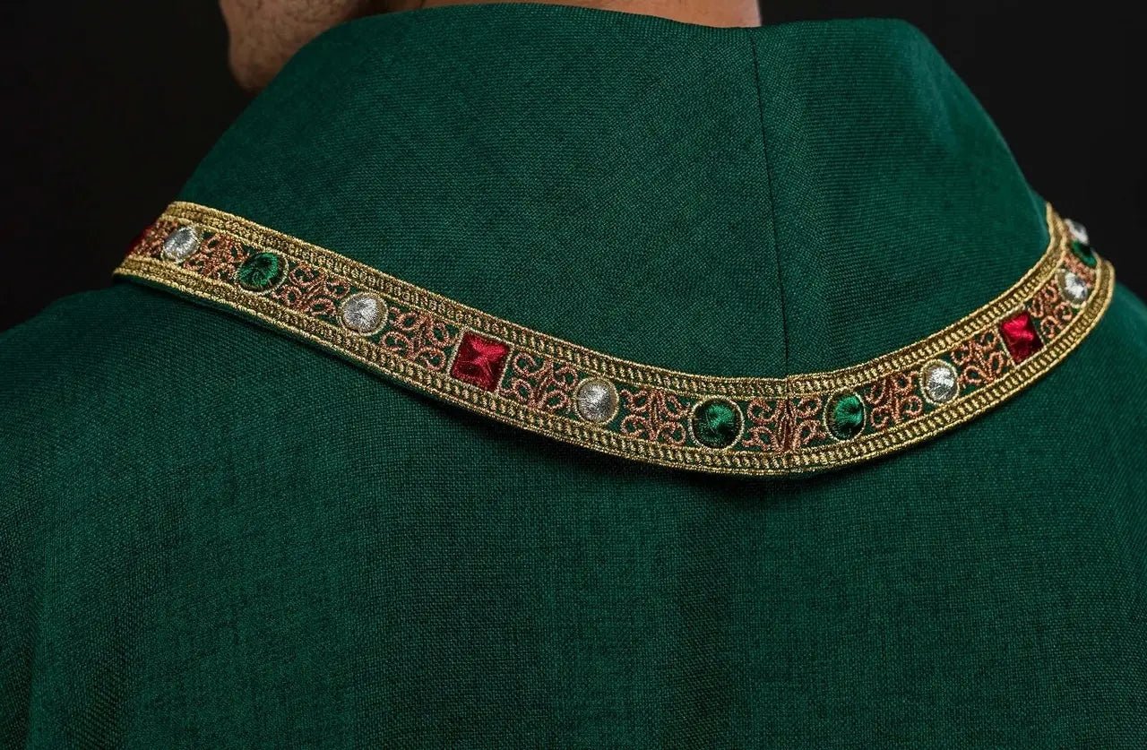 Dalmatique verte avec symbole IHS et col montant