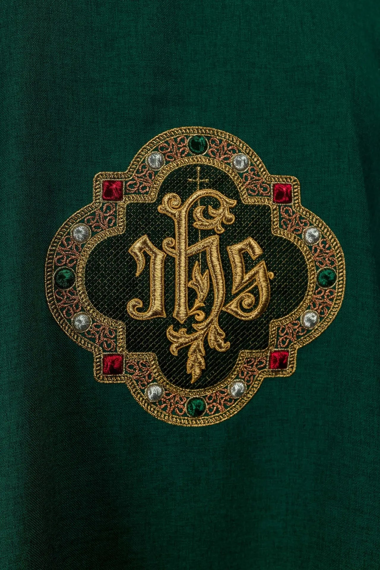 Dalmatique verte avec symbole IHS et col montant