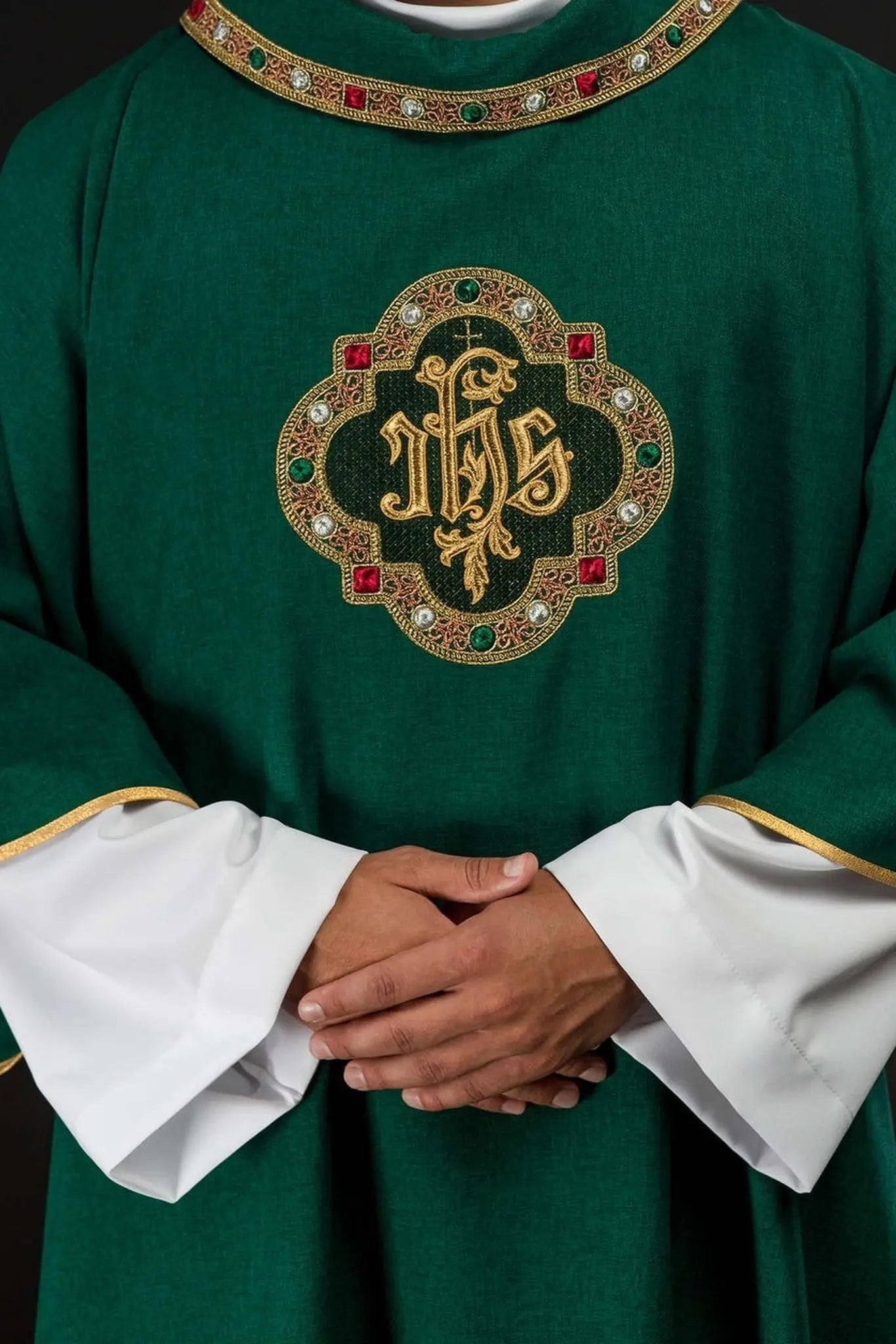 Dalmatique verte avec symbole IHS et col montant