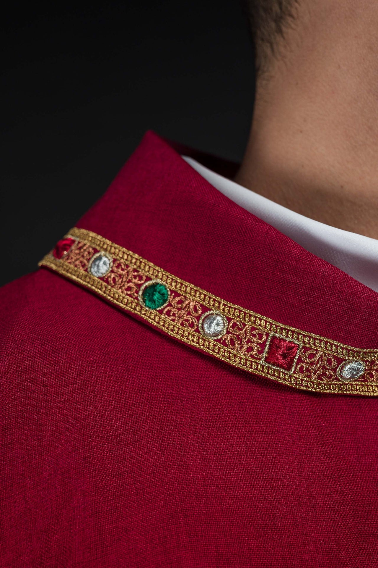 Dalmatyka z symbolem IHS i kołnierzem w kolorze czerwonym - ORNATY.PL