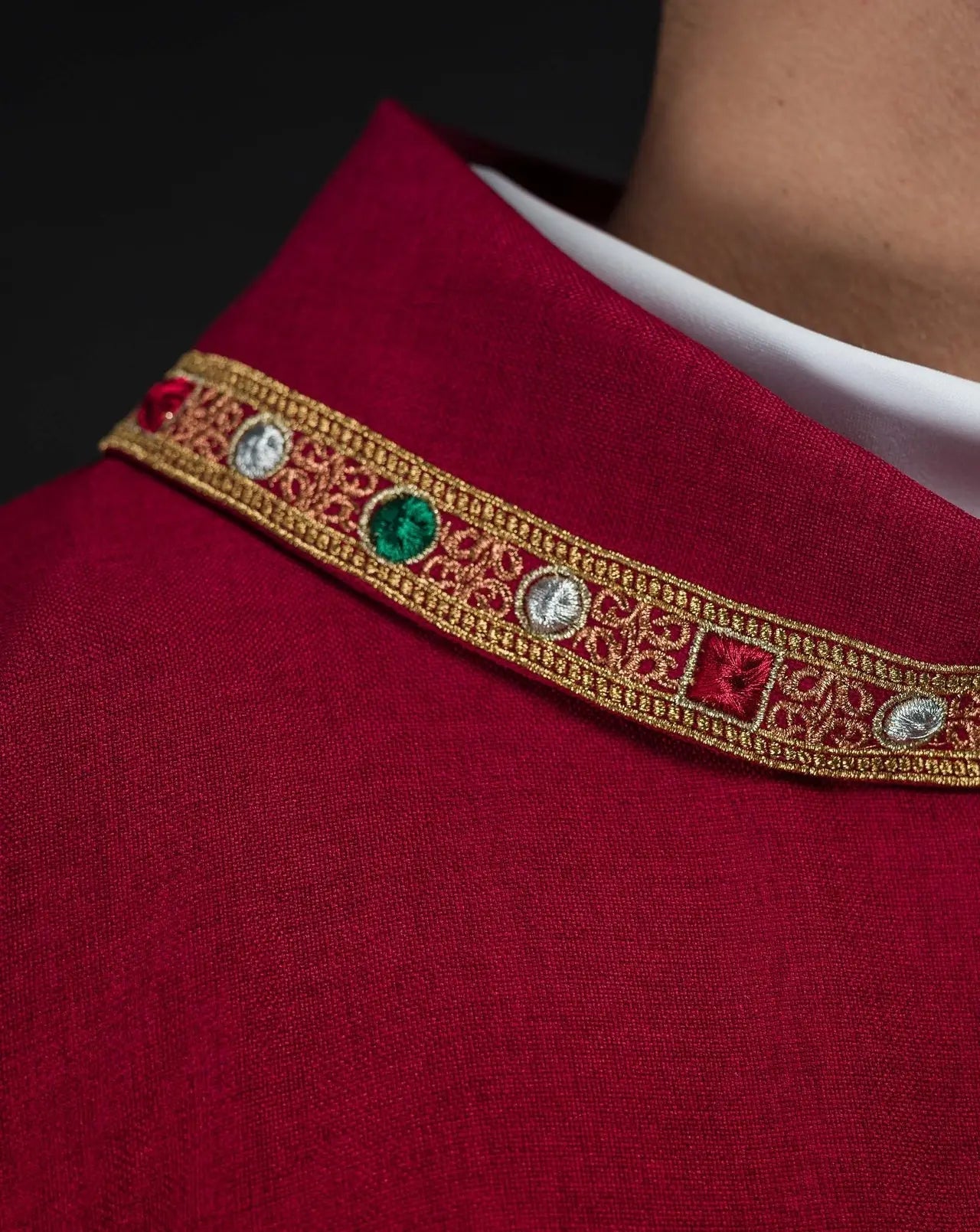 Dalmatique rouge avec symbole IHS et col montant