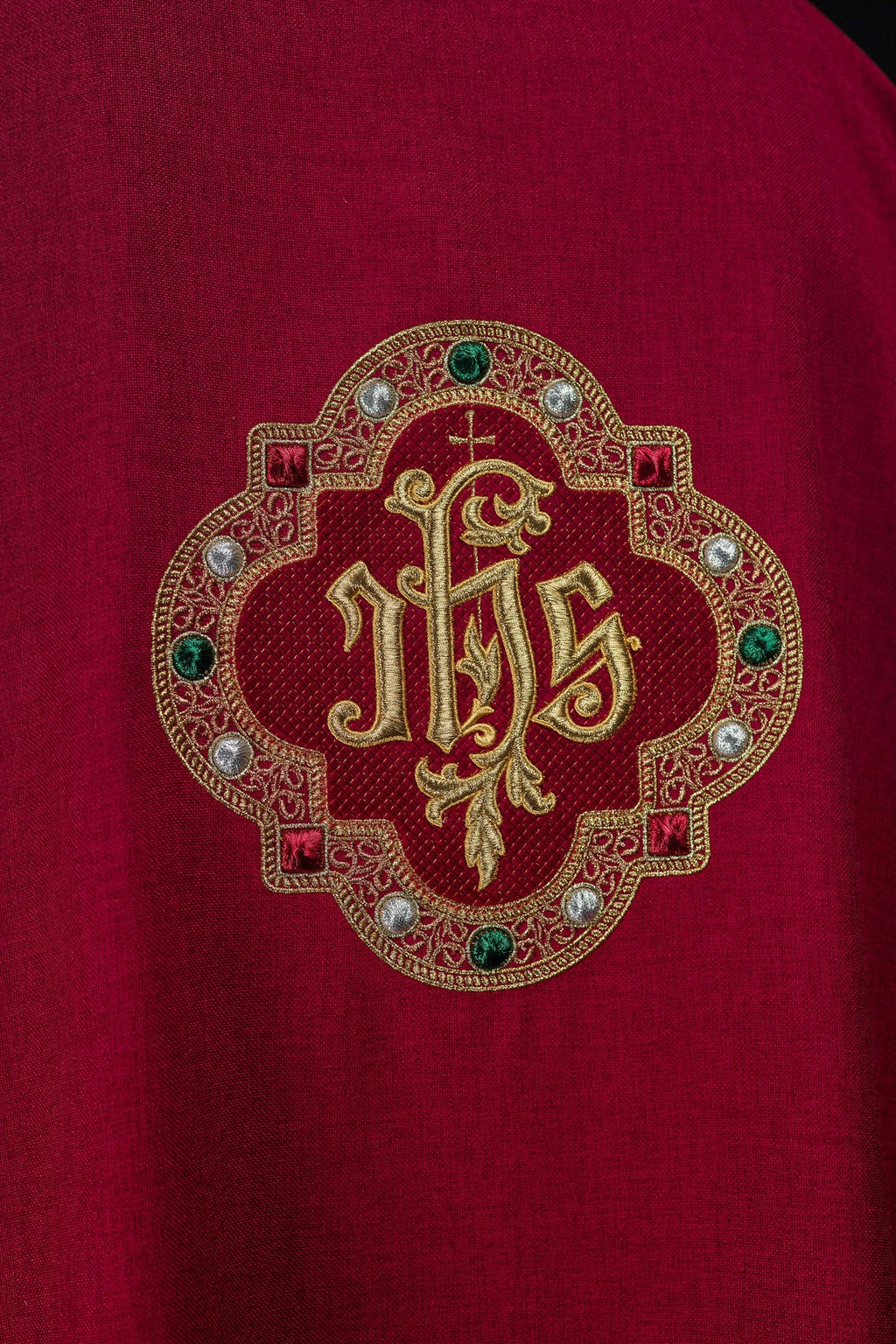 Dalmatyka z symbolem IHS i kołnierzem w kolorze czerwonym - ORNATY.PL