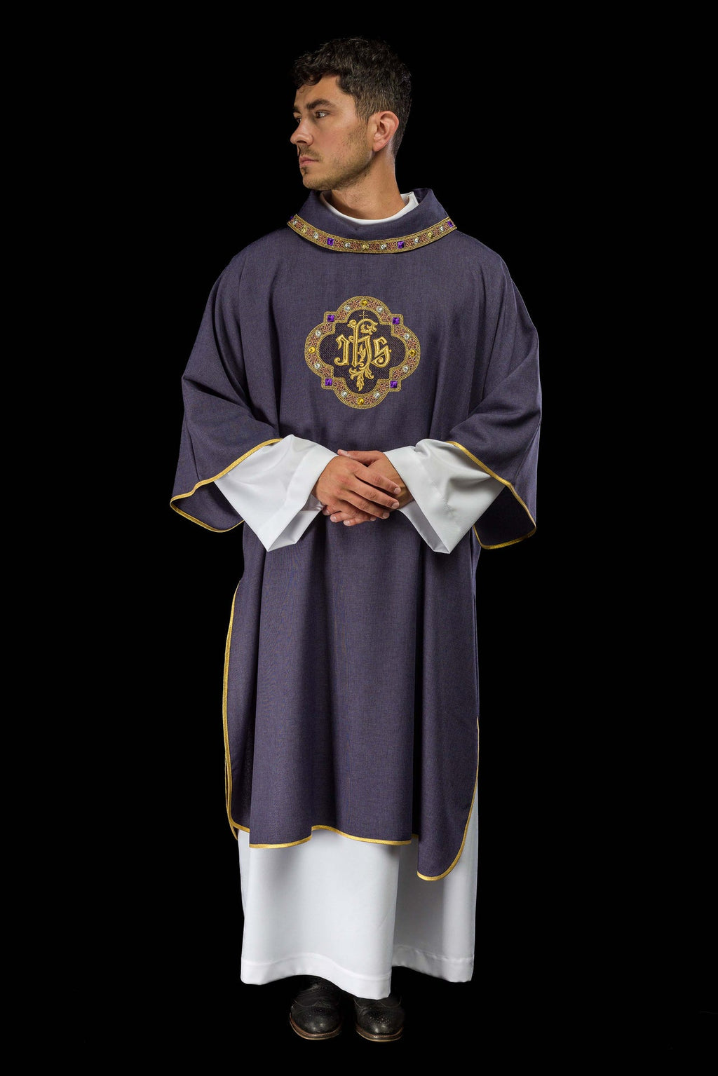 Dalmatyka z symbolem IHS i kołnierzem w kolorze fioletowym - ORNATY.PL