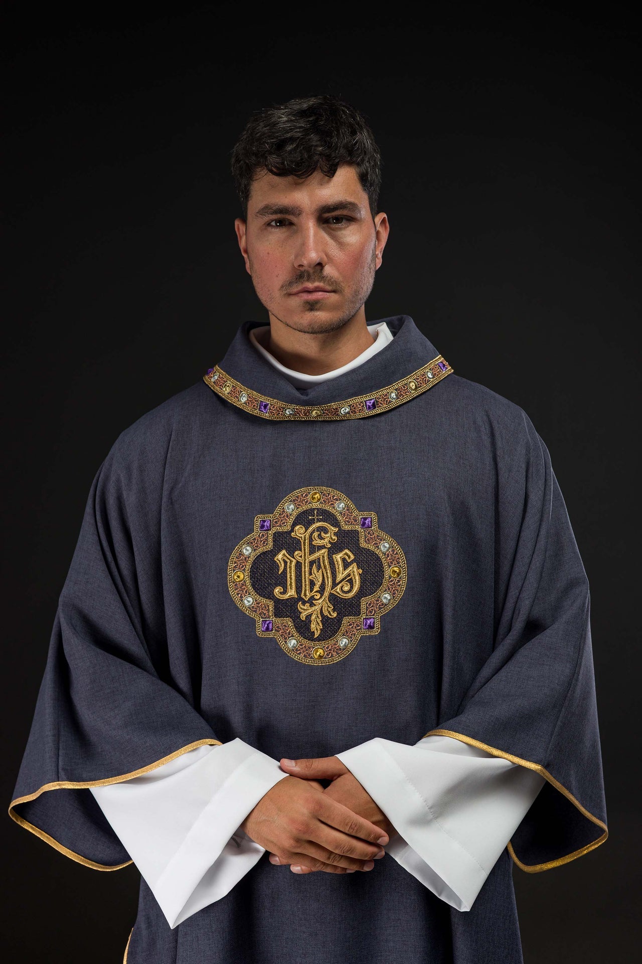 Dalmatyka z symbolem IHS i kołnierzem w kolorze fioletowym - ORNATY.PL