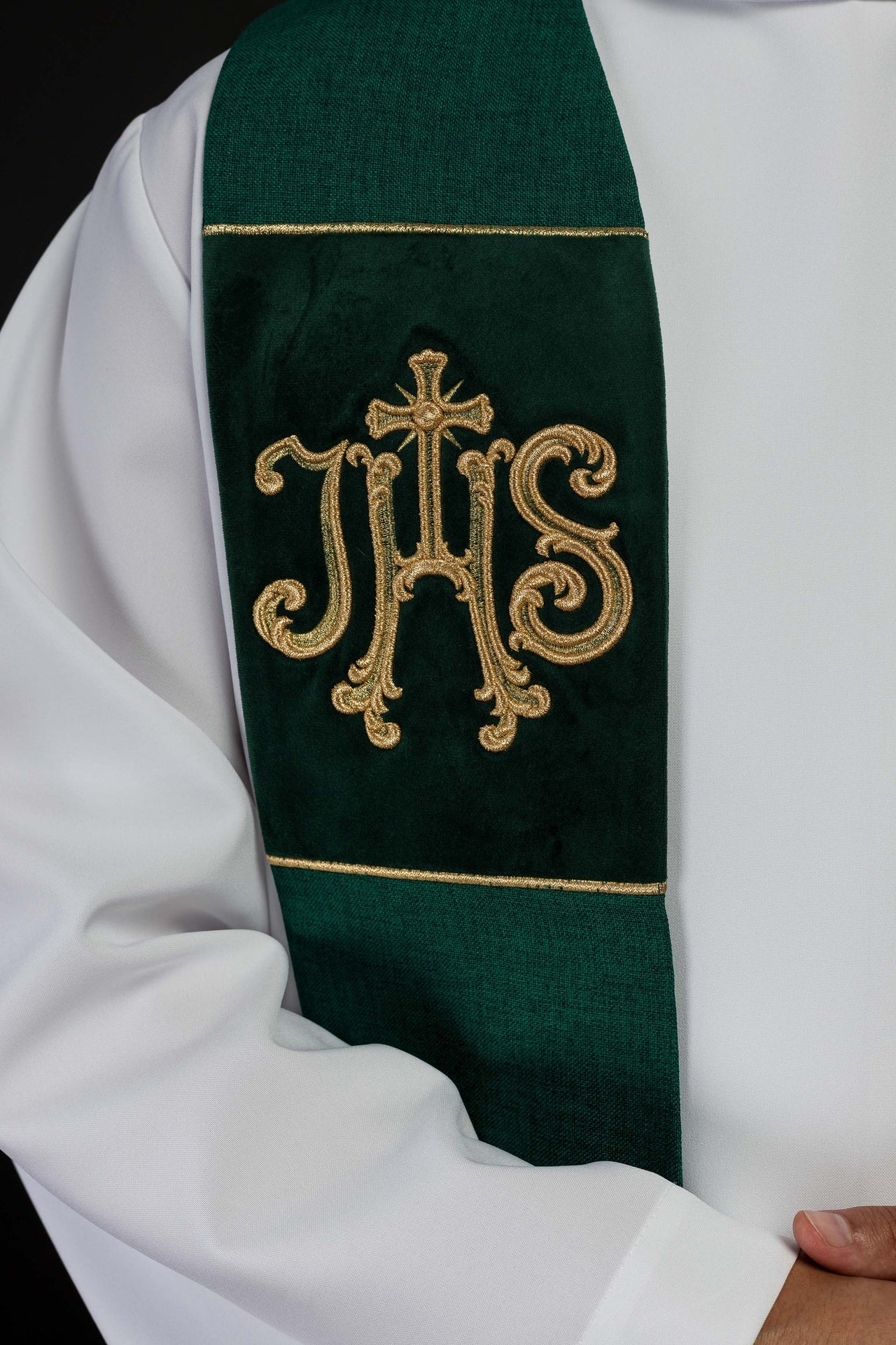 Stuła haftowana aksamitna z motywem IHS zielona - ORNATY.PL