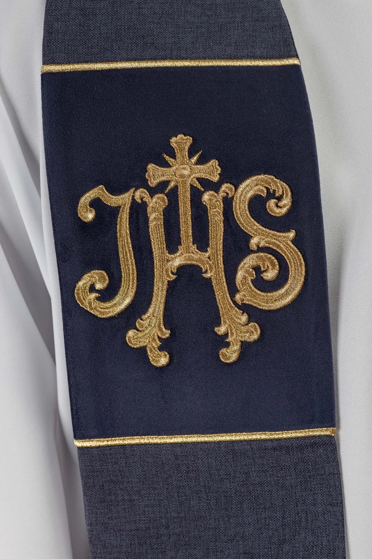 Étole brodée en velours violet avec motif IHS