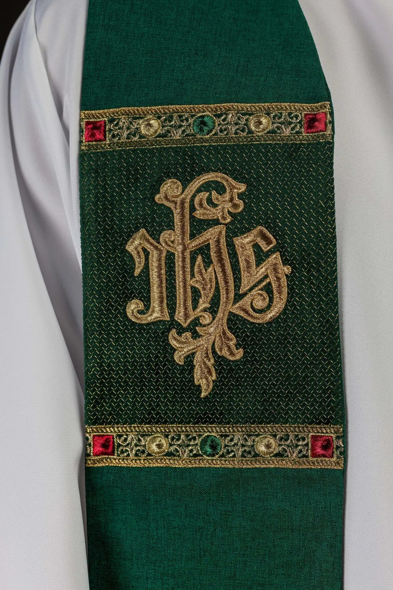 Étola verte brodée avec le motif IHS