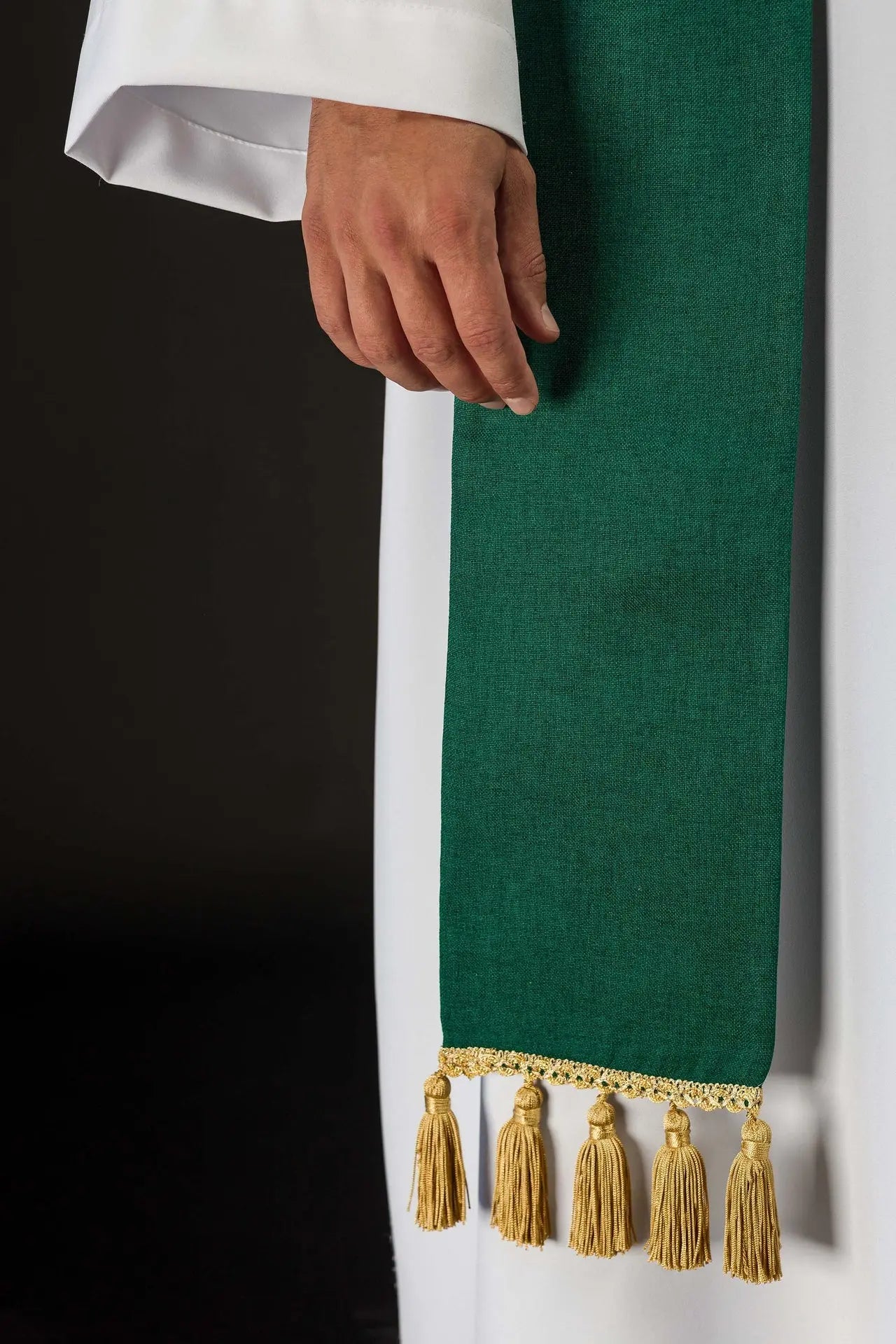 Étola verte brodée avec le motif IHS