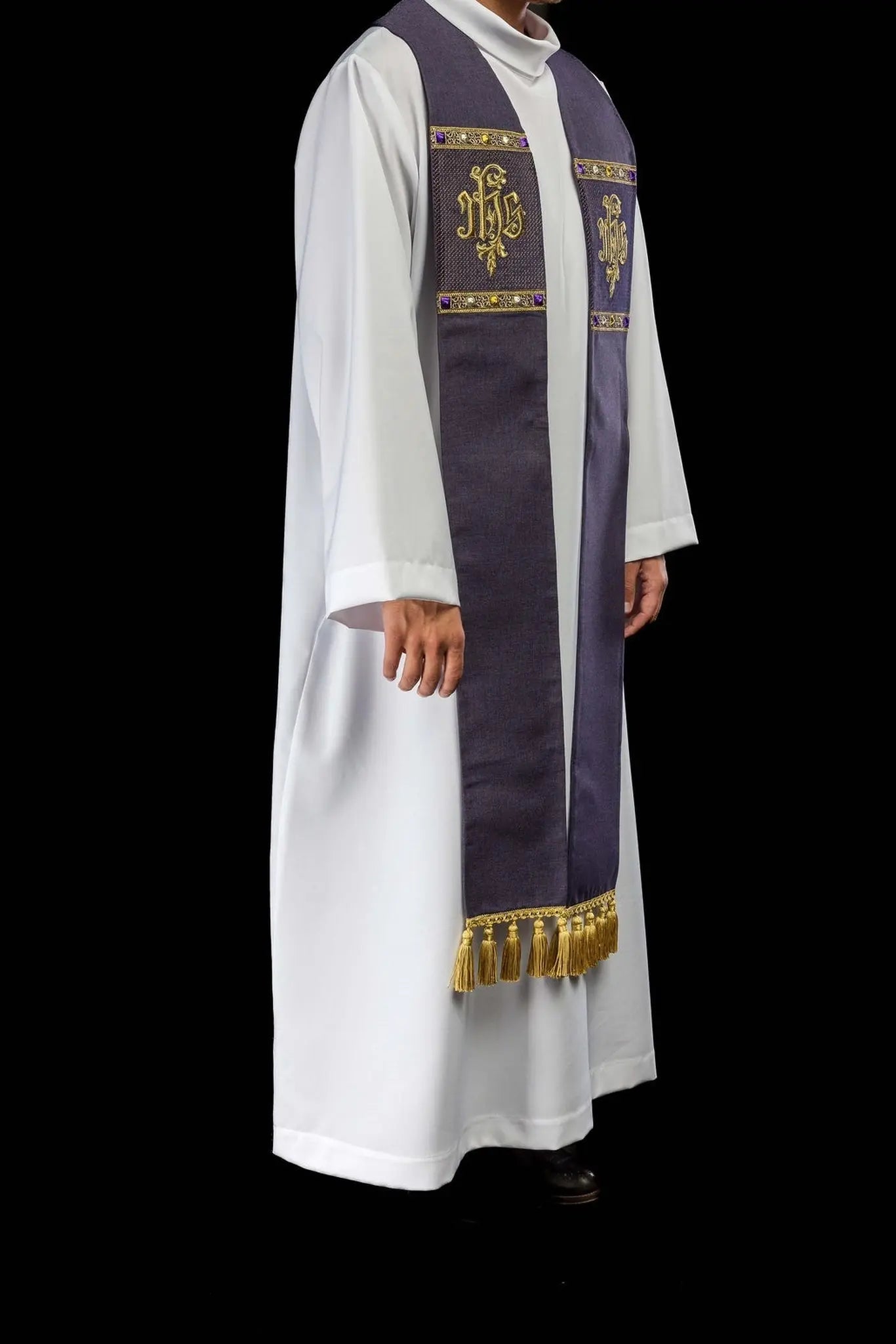 Étola violette brodée avec motif IHS