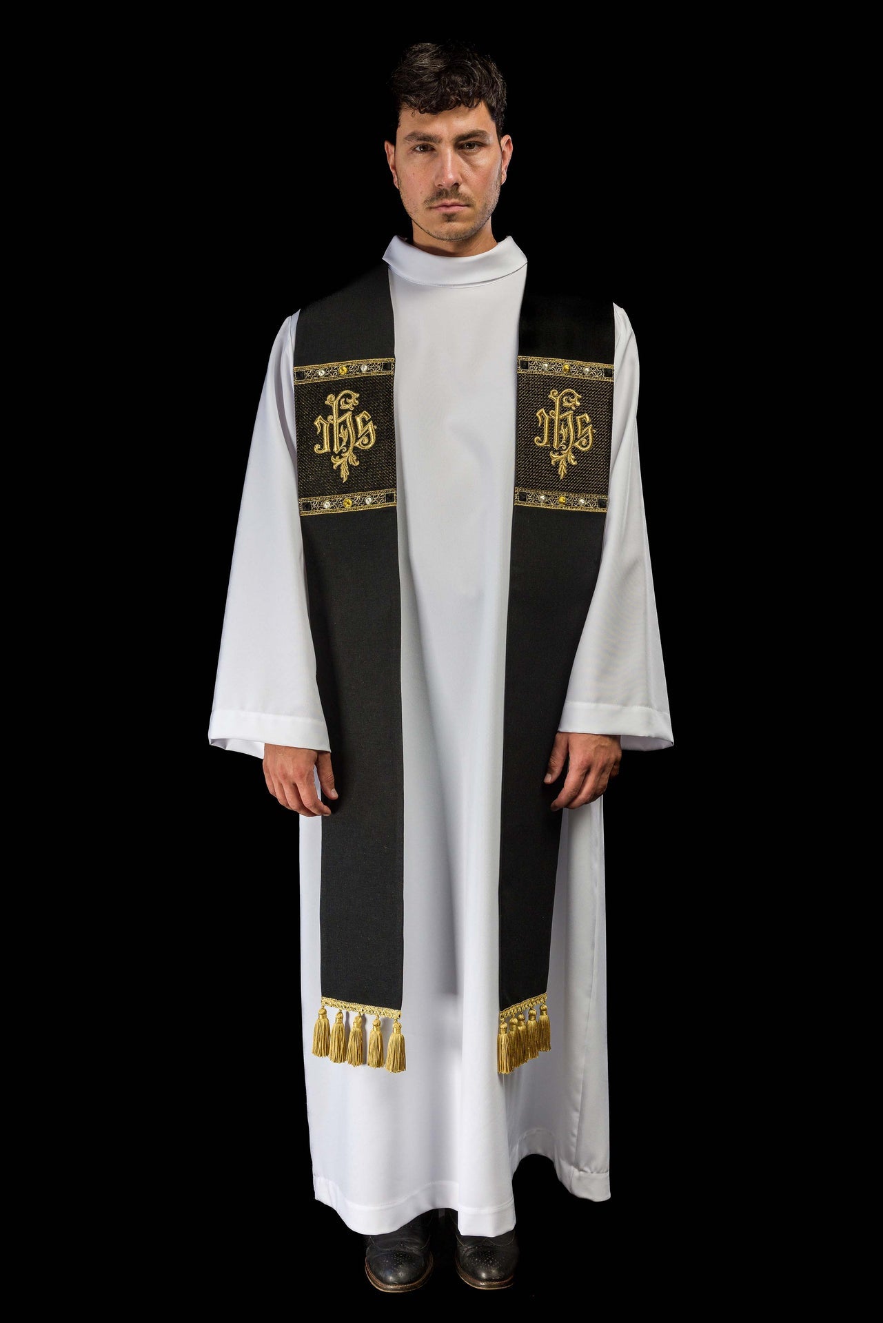 Stuła haftowana z motywem IHS czarna - ORNATY.PL